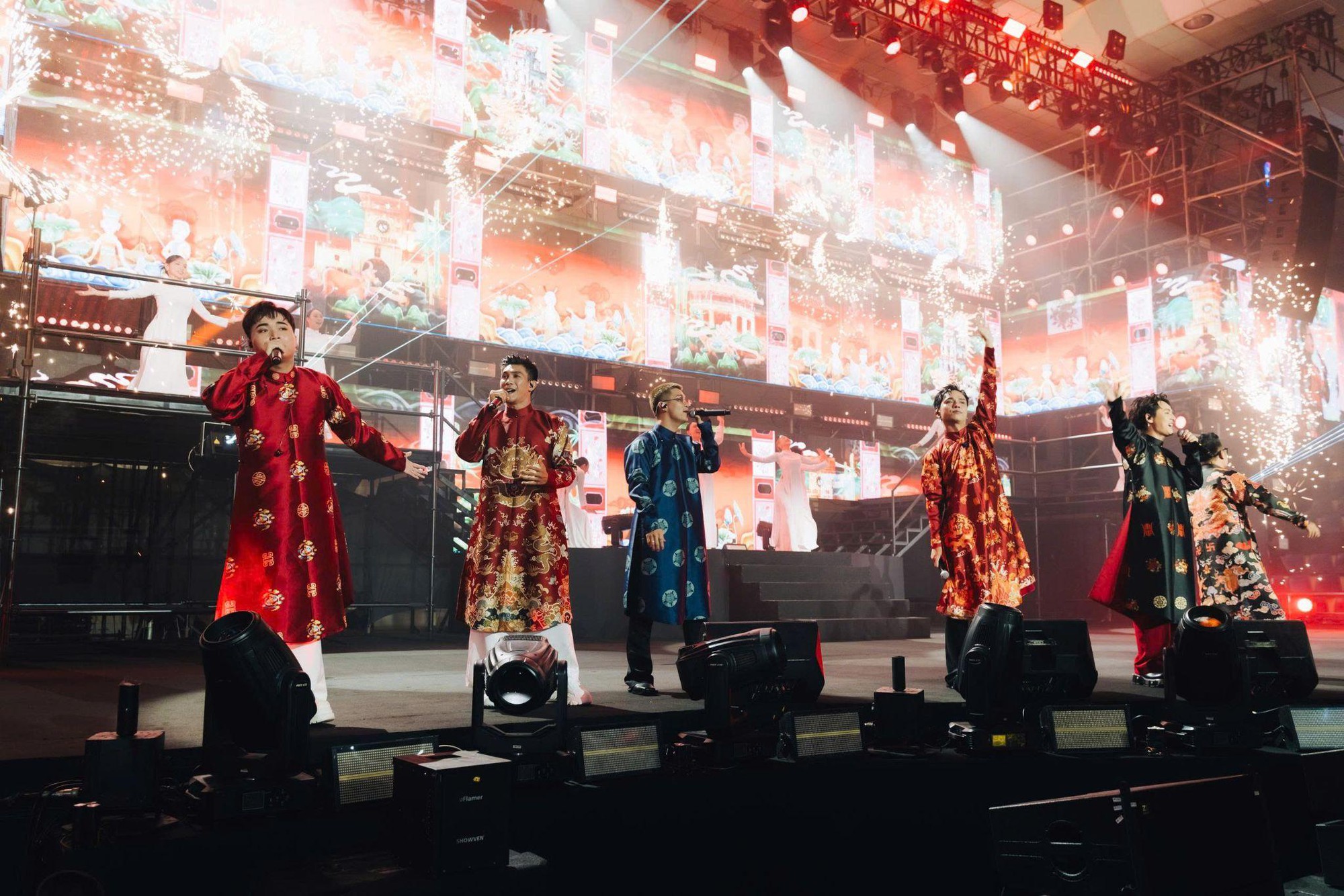 "Gia tộc Anh Tài" hội ngộ, bùng cháy trên sân khấu: Đêm nhạc gây quỹ "Tôi! Người Việt Nam" vỡ òa cảm xúc- Ảnh 8. "Gia tộc Anh Tài" hội ngộ, bùng cháy trên sân khấu: Đêm nhạc gây quỹ "Tôi! Người Việt Nam" vỡ òa cảm xúc- Ảnh 8.