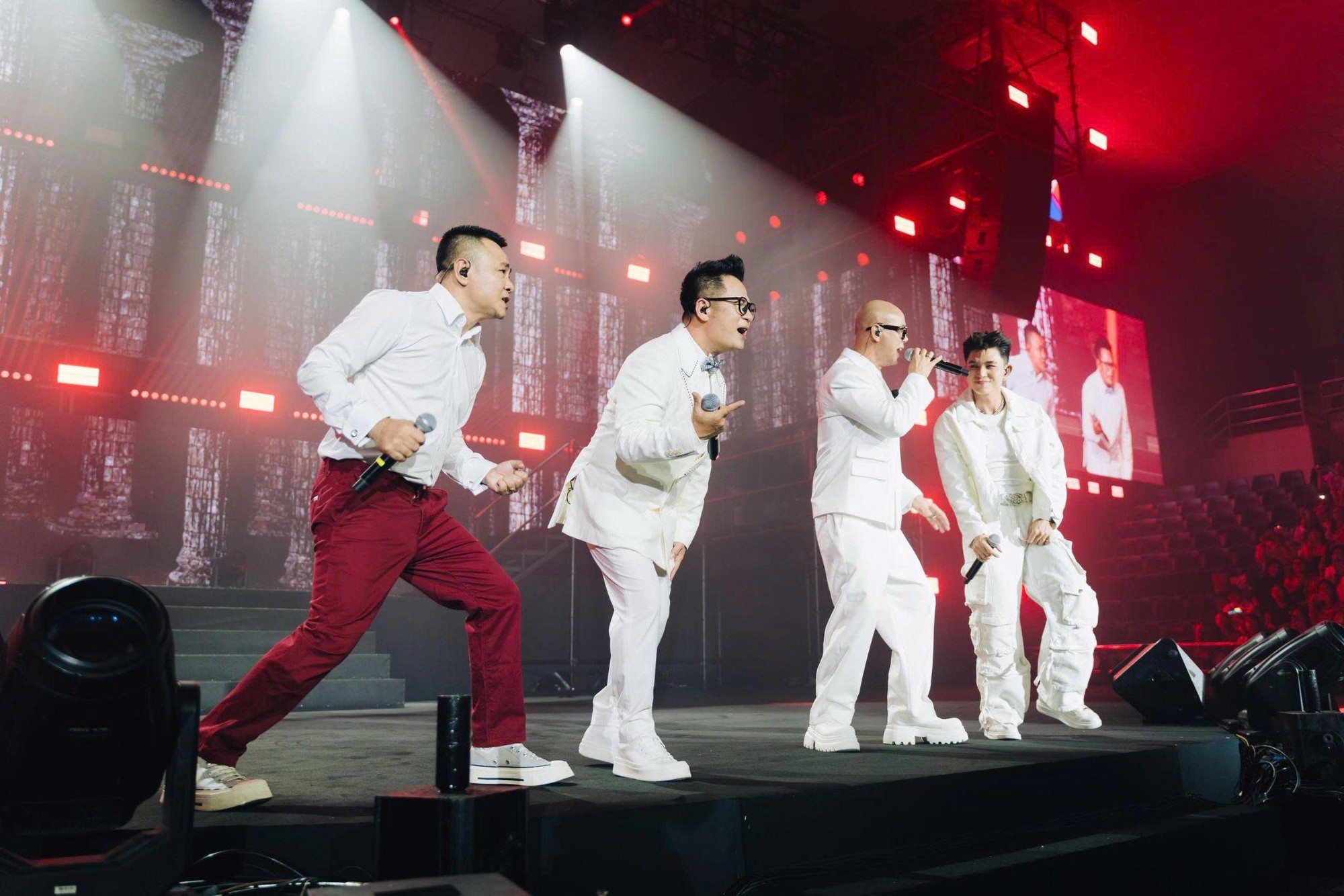 "Gia tộc Anh Tài" hội ngộ, bùng cháy trên sân khấu: Đêm nhạc gây quỹ "Tôi! Người Việt Nam" vỡ òa cảm xúc- Ảnh 9. "Gia tộc Anh Tài" hội ngộ, bùng cháy trên sân khấu: Đêm nhạc gây quỹ "Tôi! Người Việt Nam" vỡ òa cảm xúc- Ảnh 9.