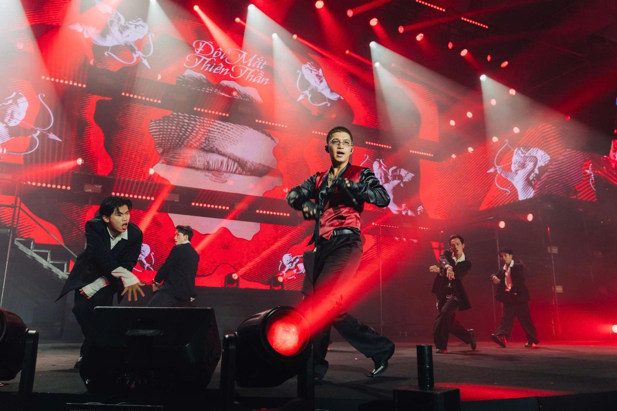 "Gia tộc Anh Tài" hội ngộ, bùng cháy trên sân khấu: Đêm nhạc gây quỹ "Tôi! Người Việt Nam" vỡ òa cảm xúc- Ảnh 10. "Gia tộc Anh Tài" hội ngộ, bùng cháy trên sân khấu: Đêm nhạc gây quỹ "Tôi! Người Việt Nam" vỡ òa cảm xúc- Ảnh 10.