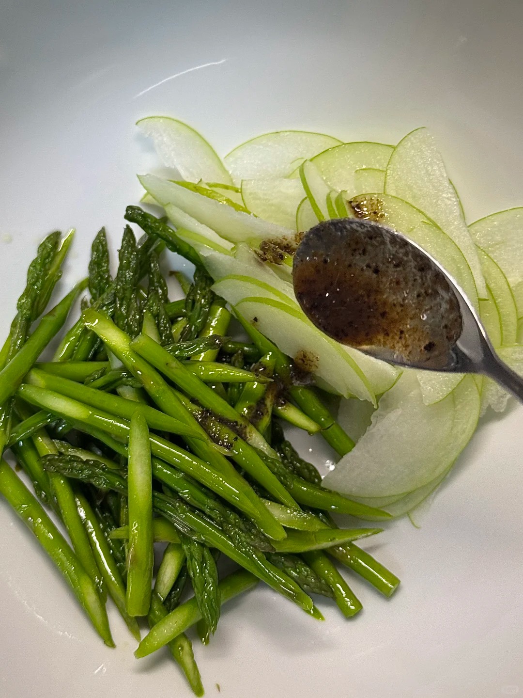 Salad của người giàu: Công thức giảm cân đang gây bão, kết hợp măng tây cùng "kho báu đen" đắt đỏ, ăn hoài không chán!- Ảnh 5.