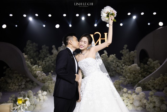 Dự đám cưới của Đỗ Hà và thiếu gia Tập đoàn Sơn Hải xong, khách mời đều cầm trên tay 1 món đồ- Ảnh 1. Dự đám cưới của Đỗ Hà và thiếu gia Tập đoàn Sơn Hải xong, khách mời đều cầm trên tay 1 món đồ- Ảnh 1.