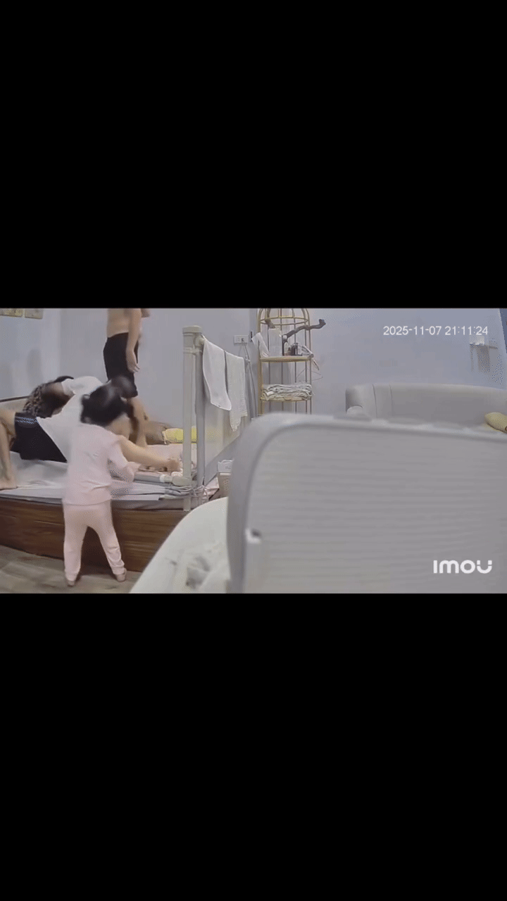 Xôn xao clip vụ mẹ chồng đè lên người, nắm tóc con dâu mới sinh gây phẫn nộ- Ảnh 3.