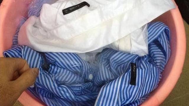 Dù quần áo ố vàng hay bẩn đến mấy, "bát nước thần" này cũng trị được- Ảnh 1.