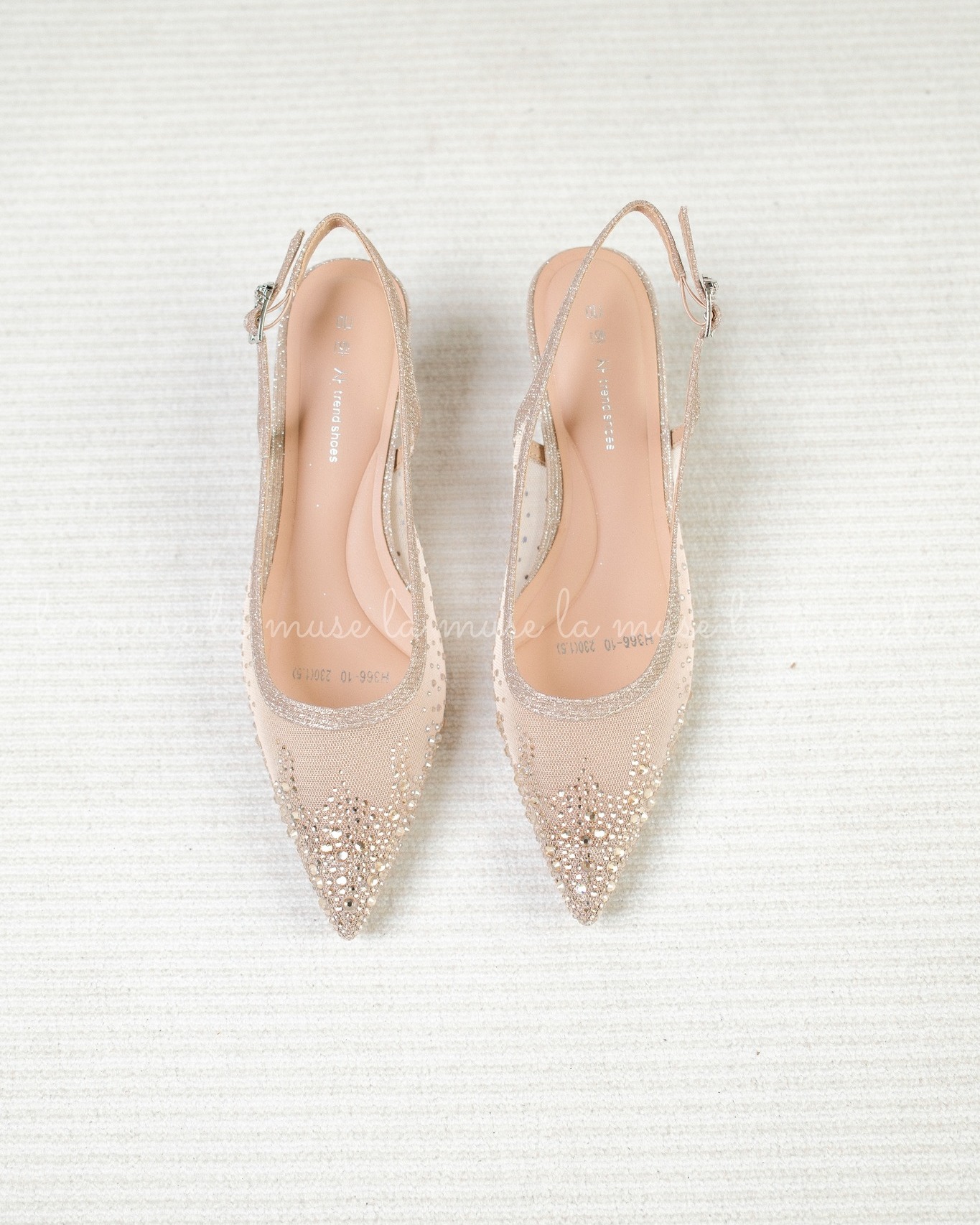 Cận cảnh đôi giày cưới trị giá hơn 30 triệu của Đỗ Hà: Cách cô dâu thể hiện sự tinh tế với chồng doanh nhân- Ảnh 11.