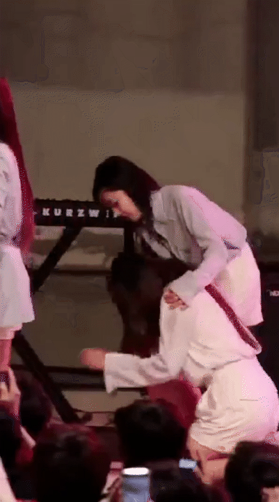 Ca sĩ ngất xỉu trên sân khấu: HyunA giảm cân đến bất tỉnh, Jisoo gục ngã khiến fan thót tim- Ảnh 7.