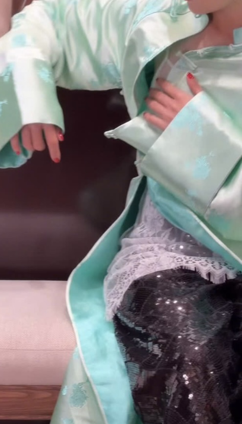 Hứng gạch đá vì bộ ảnh áo dài phản cảm, chèn nhạc 