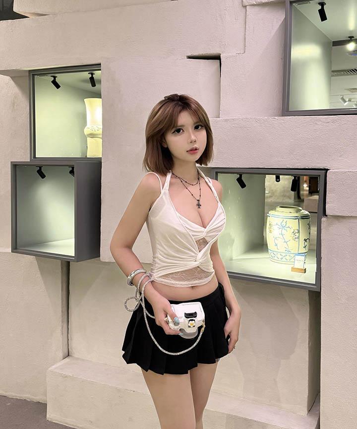 Hot TikToker khoe dáng với chiếc váy ren cũng làm cả chục ngàn fan lo “giữ chuỗi tháng 11”- Ảnh 2.