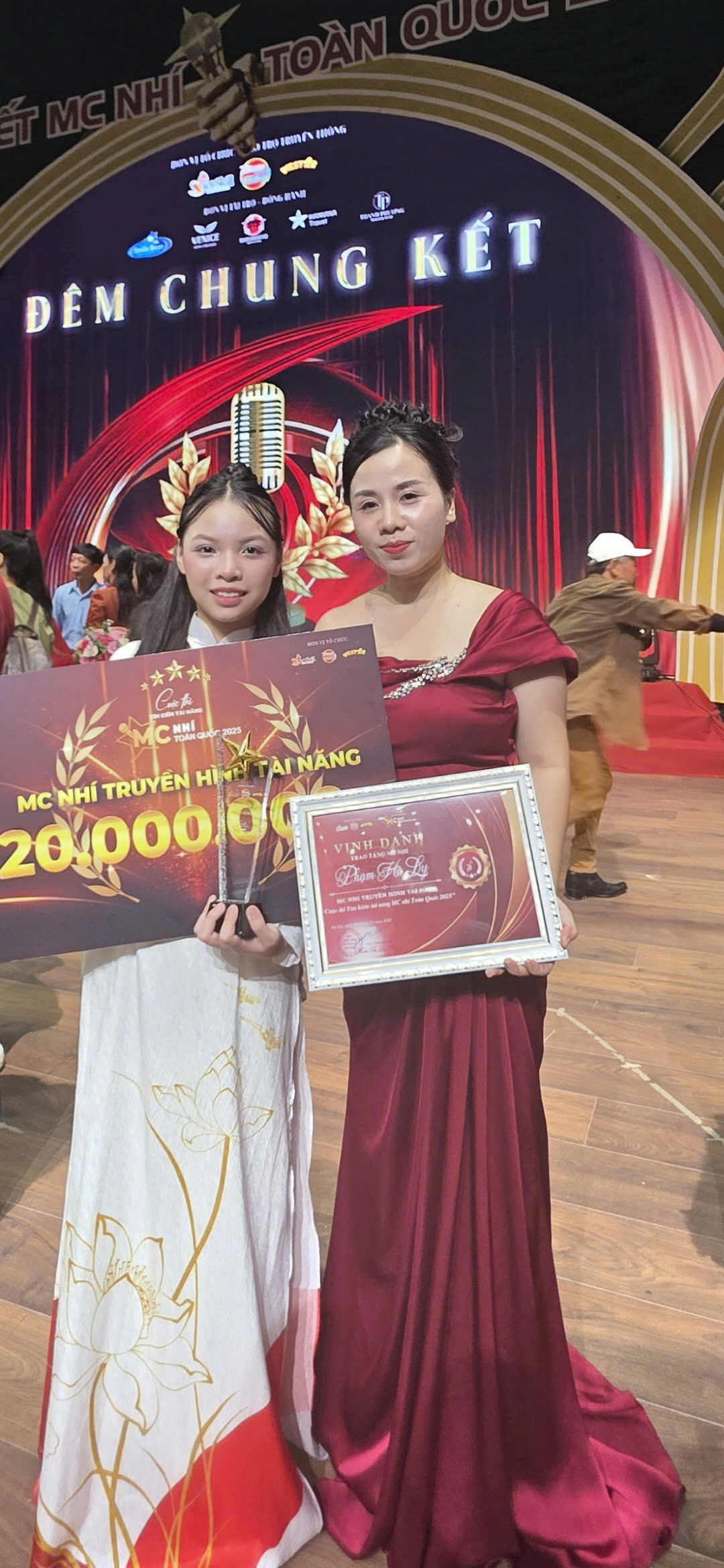 Từ người dẫn chuyện trên sân khấu đến người thắp lửa tự tin trong cuộc sống- Ảnh 4. Từ người dẫn chuyện trên sân khấu đến người thắp lửa tự tin trong cuộc sống- Ảnh 4.