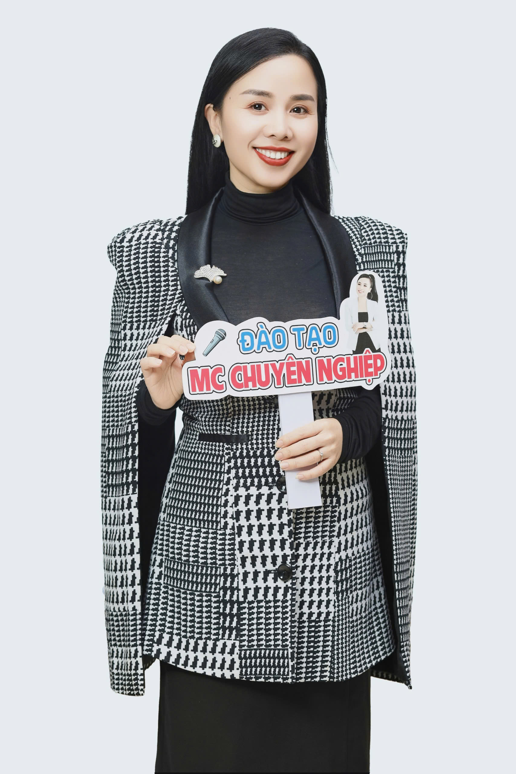 Từ người dẫn chuyện trên sân khấu đến người thắp lửa tự tin trong cuộc sống- Ảnh 5. Từ người dẫn chuyện trên sân khấu đến người thắp lửa tự tin trong cuộc sống- Ảnh 5.