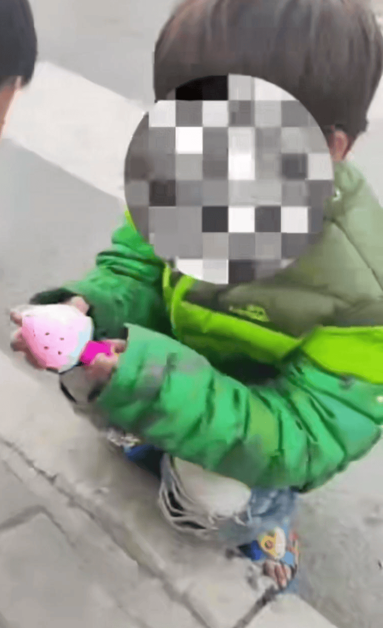 Xôn xao hình ảnh bé gái 8 tuổi đói lạnh và chỉ đi dép lê ra đường sau khi mẹ qua đời vì ung thư- Ảnh 1.