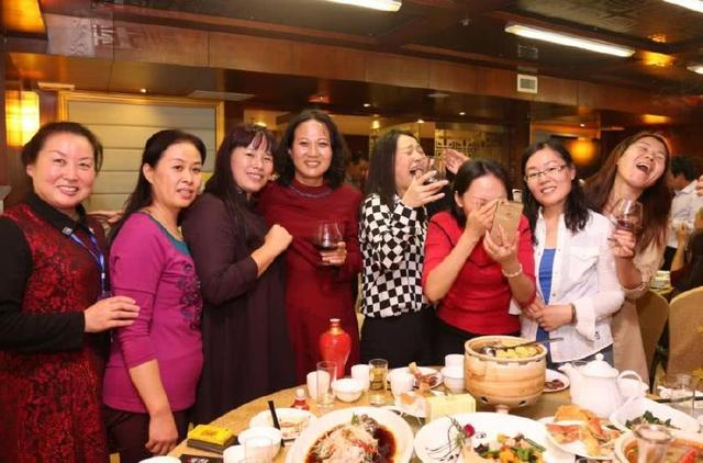 Mẹ Hà Nội chia sẻ: Họp lớp ở tuổi 40, bên ngoài là nụ cười, bên trong là cuộc “so ví” không ai nói ra- Ảnh 3.