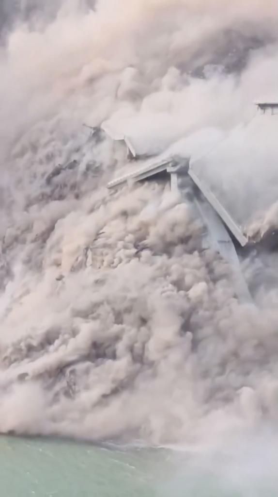 Khoảnh khắc cầu sập kinh hoàng chỉ vài tháng sau khi hoàn thành- Ảnh 1. Khoảnh khắc cầu sập kinh hoàng chỉ vài tháng sau khi hoàn thành- Ảnh 1.