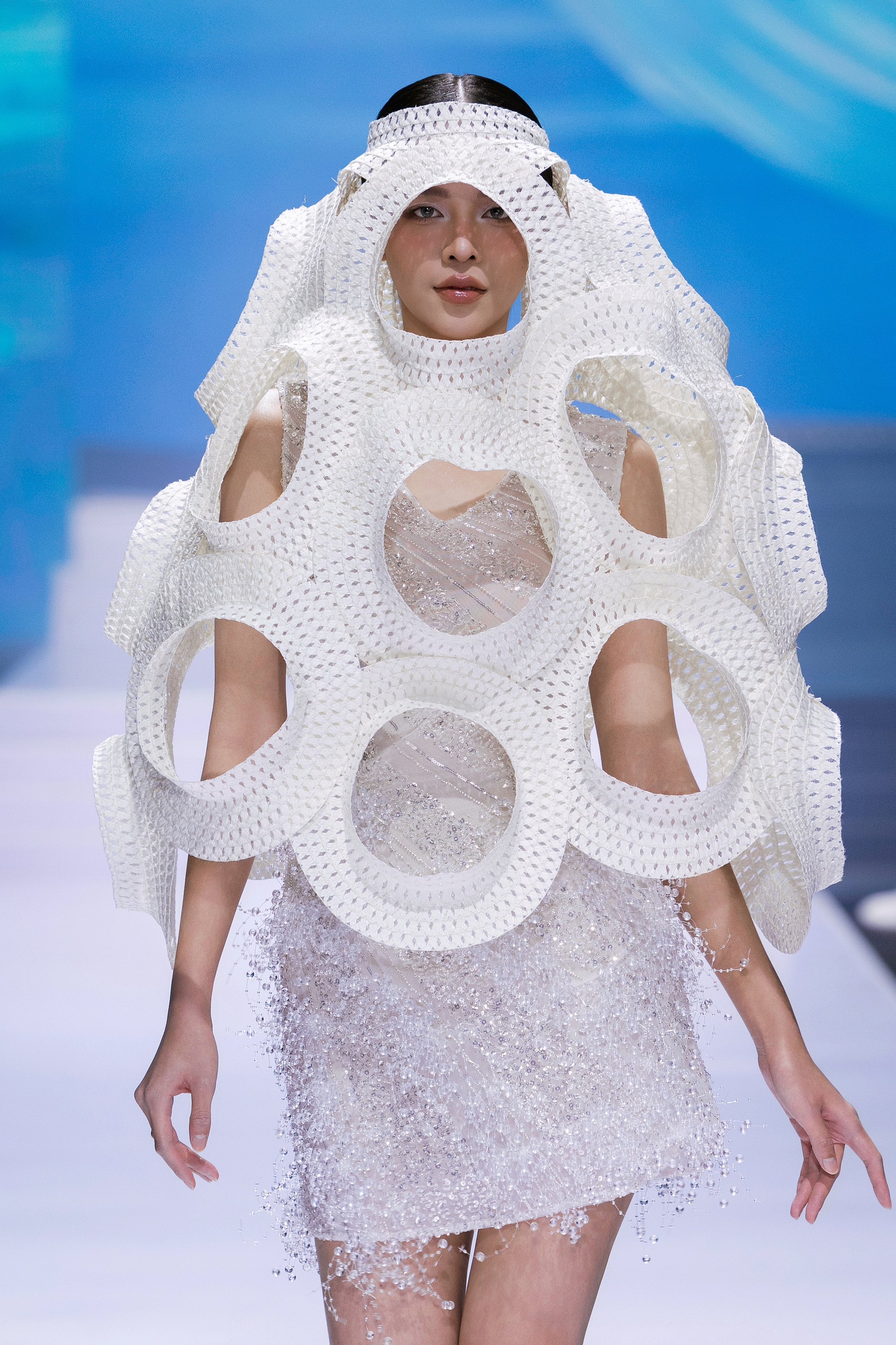 Bất ngờ trước màn trình diễn của Hoa hậu Thanh Thủy: Che kín tầm nhìn vẫn catwalk "cực bén"- Ảnh 7.