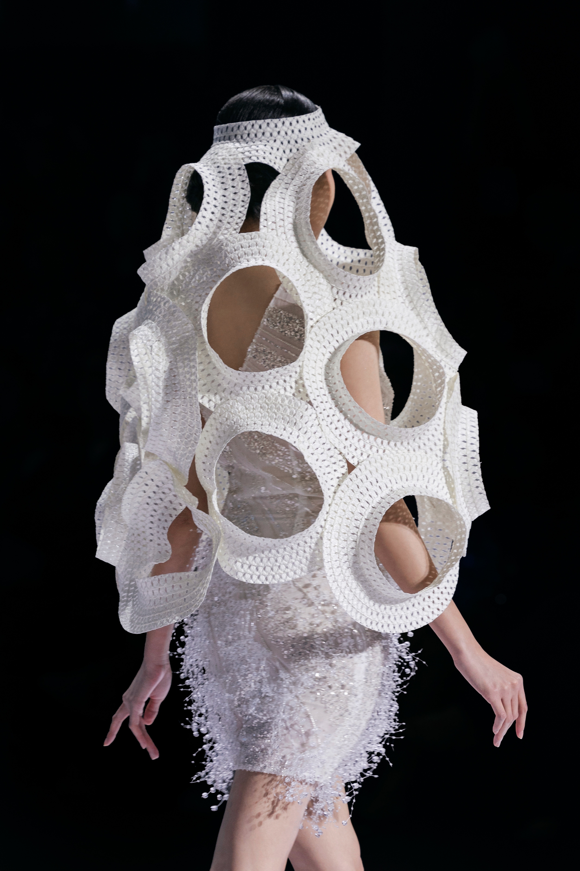 Bất ngờ trước màn trình diễn của Hoa hậu Thanh Thủy: Che kín tầm nhìn vẫn catwalk "cực bén"- Ảnh 8.