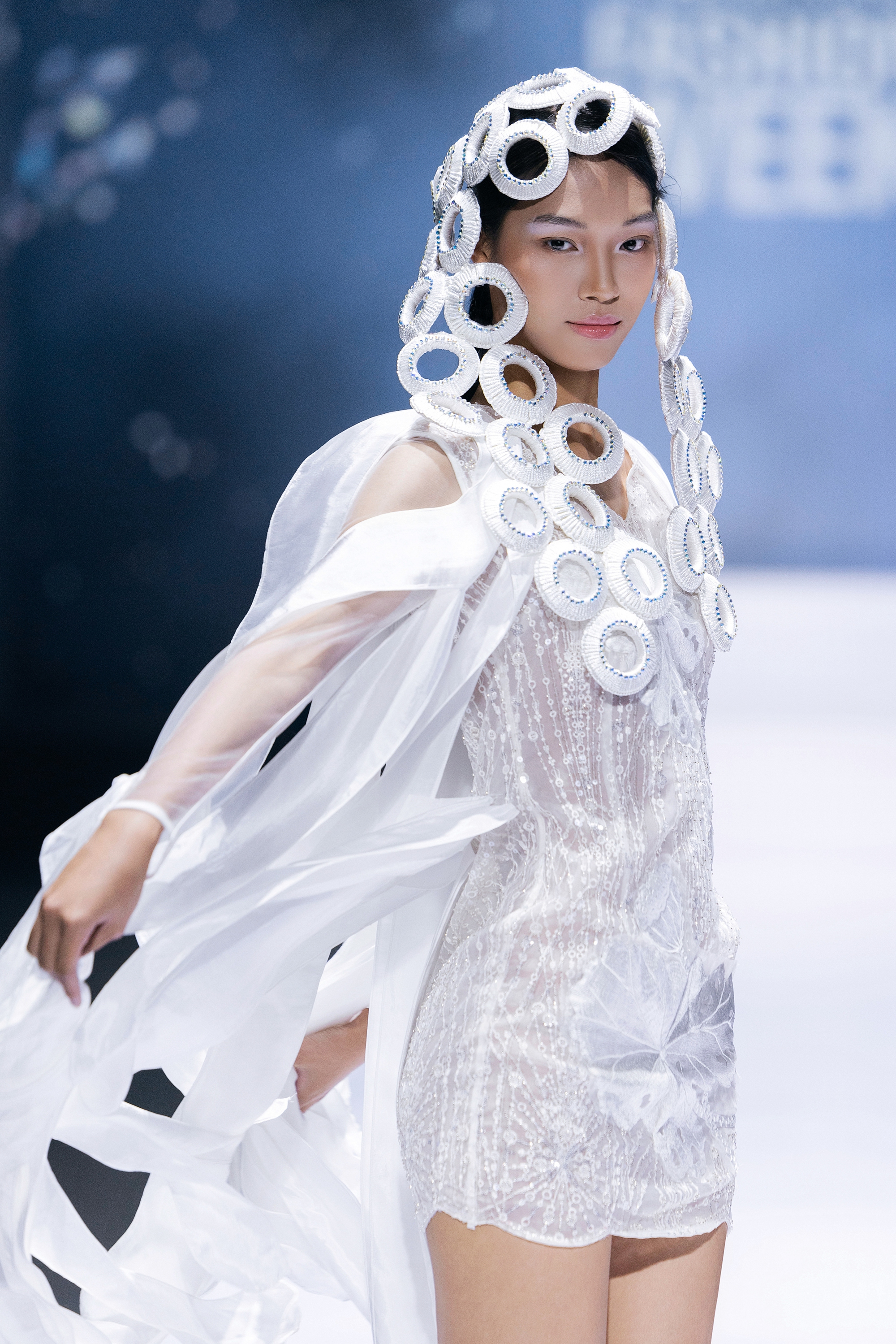 Bất ngờ trước màn trình diễn của Hoa hậu Thanh Thủy: Che kín tầm nhìn vẫn catwalk "cực bén"- Ảnh 5.