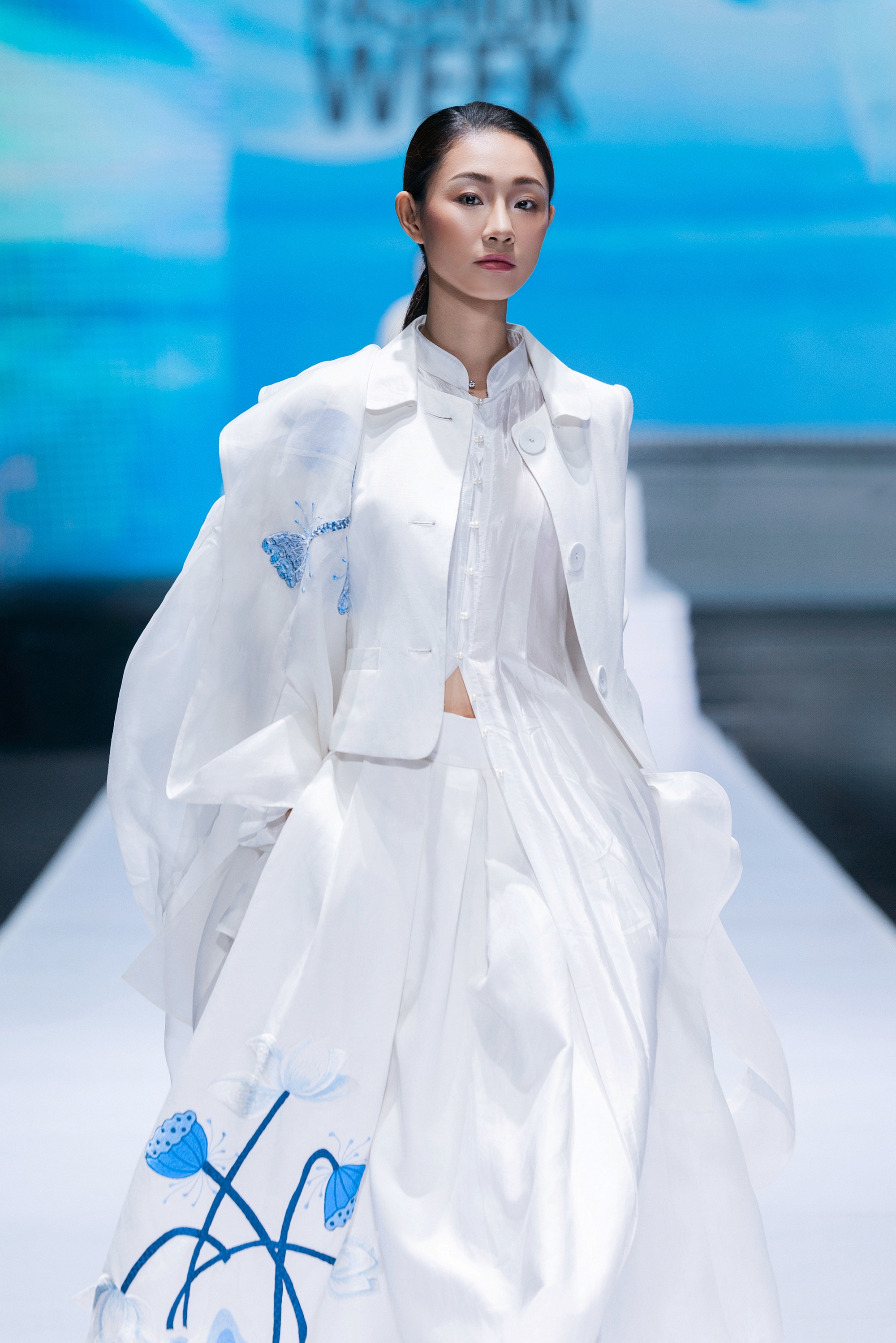 Bất ngờ trước màn trình diễn của Hoa hậu Thanh Thủy: Che kín tầm nhìn vẫn catwalk "cực bén"- Ảnh 11.