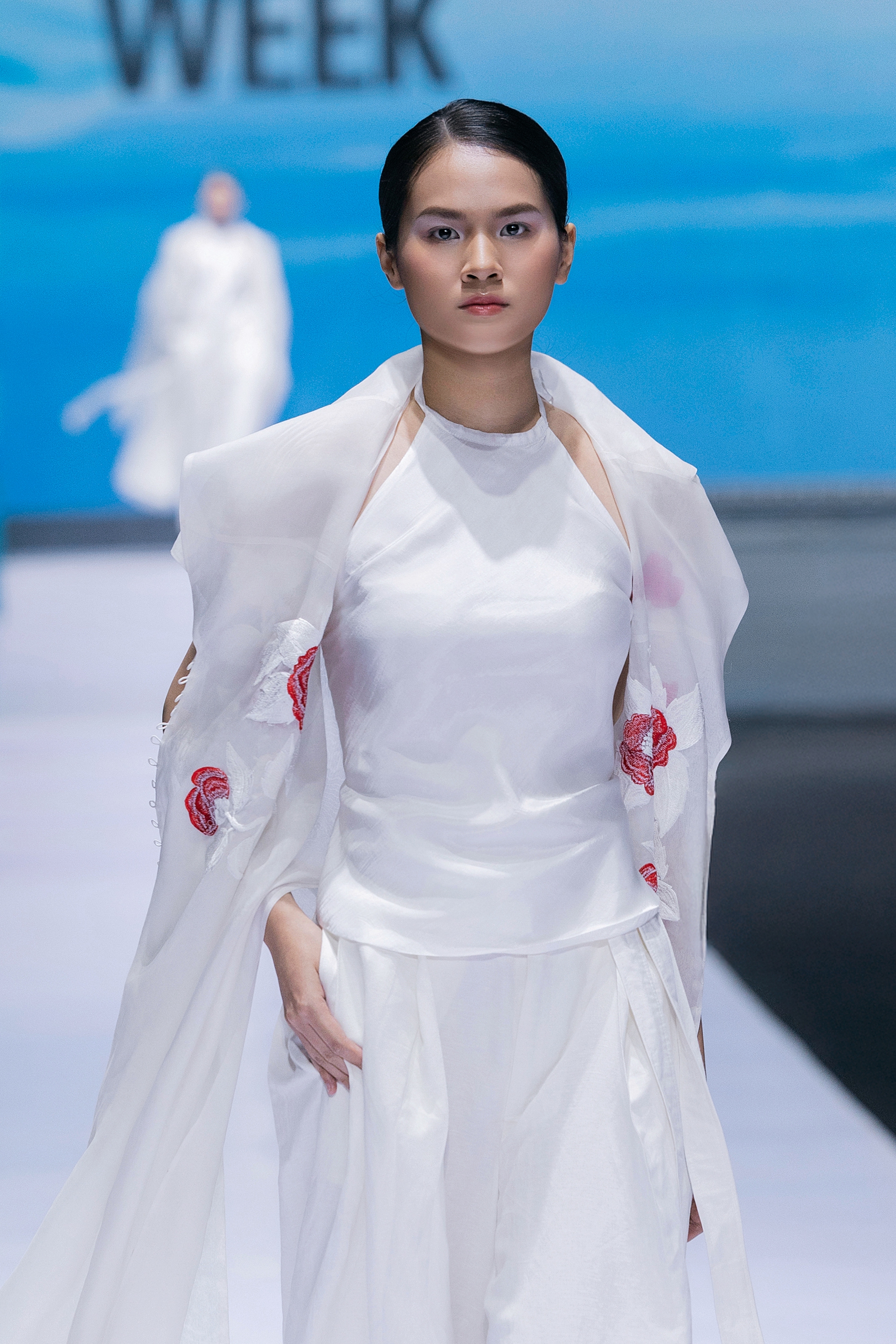 Bất ngờ trước màn trình diễn của Hoa hậu Thanh Thủy: Che kín tầm nhìn vẫn catwalk "cực bén"- Ảnh 12.