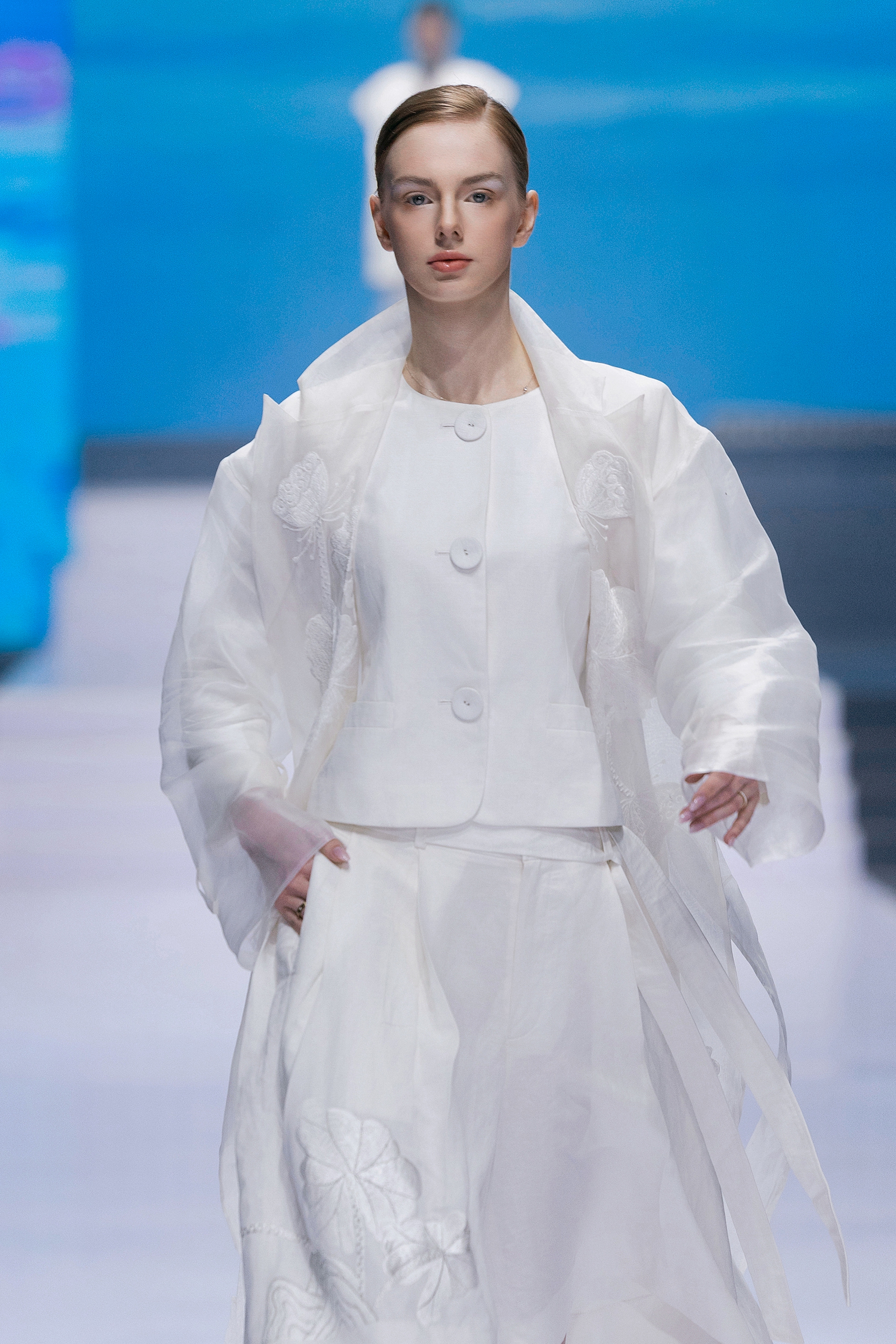 Bất ngờ trước màn trình diễn của Hoa hậu Thanh Thủy: Che kín tầm nhìn vẫn catwalk "cực bén"- Ảnh 13.