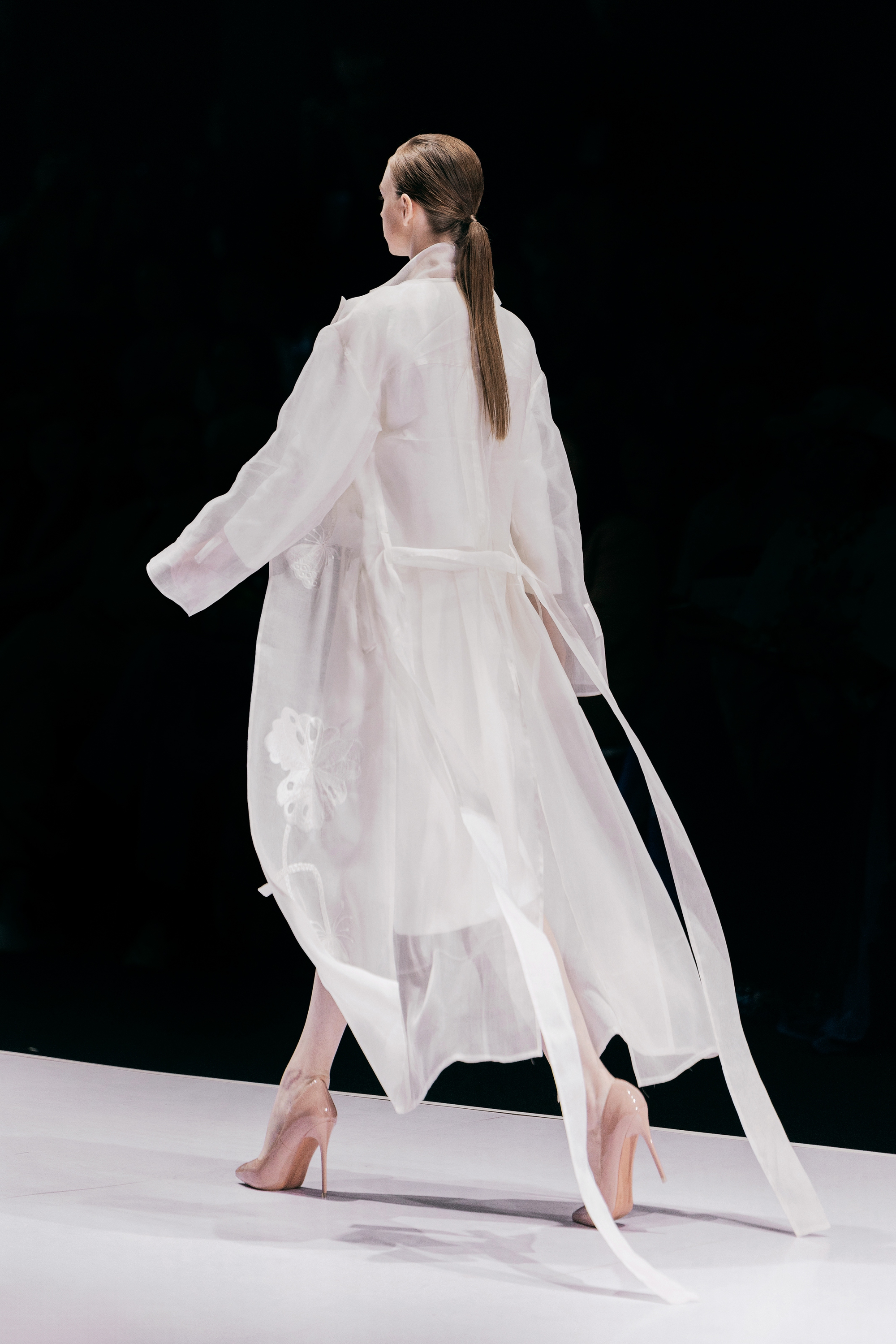 Bất ngờ trước màn trình diễn của Hoa hậu Thanh Thủy: Che kín tầm nhìn vẫn catwalk "cực bén"- Ảnh 14.