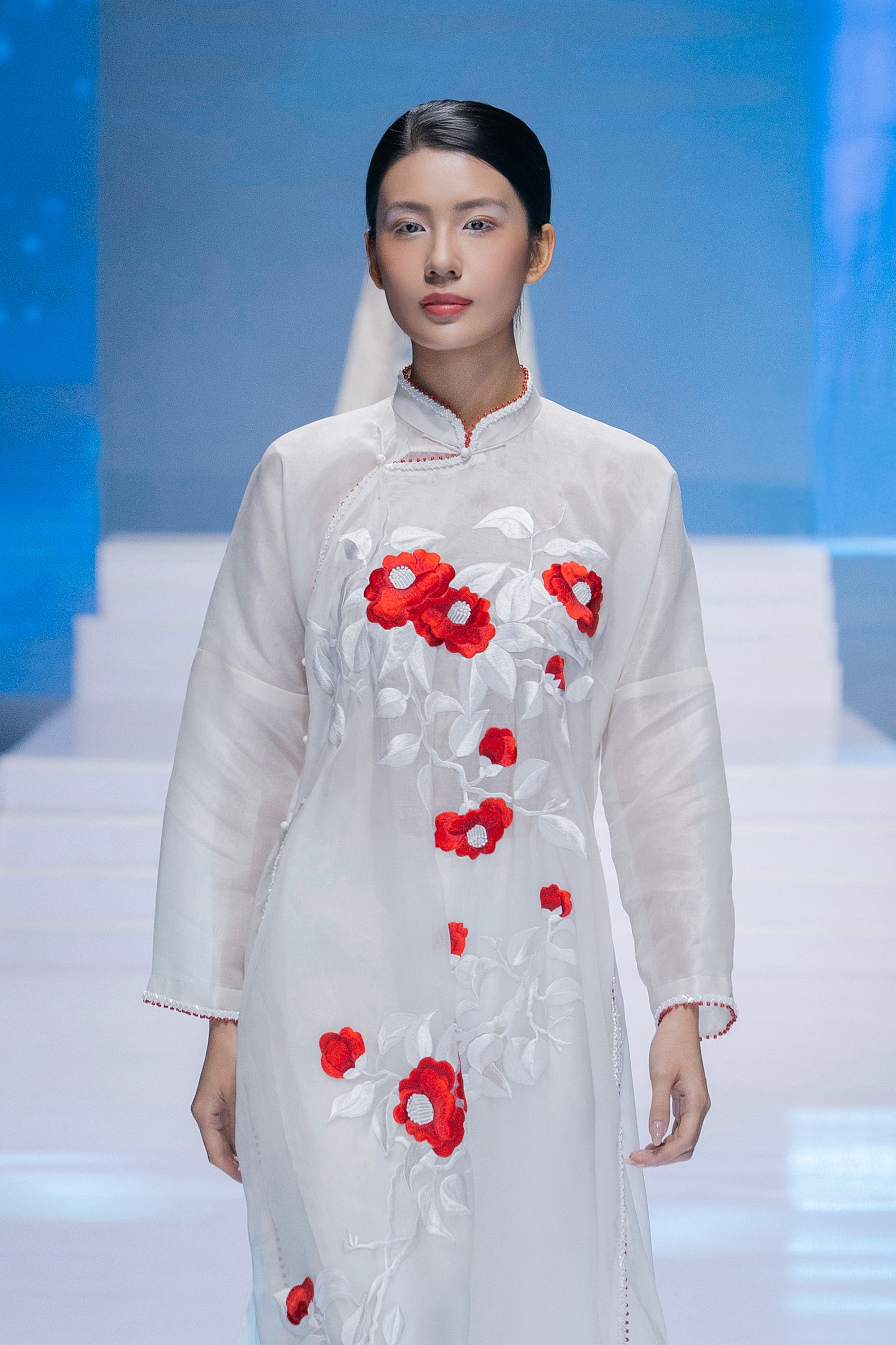 Bất ngờ trước màn trình diễn của Hoa hậu Thanh Thủy: Che kín tầm nhìn vẫn catwalk "cực bén"- Ảnh 15.