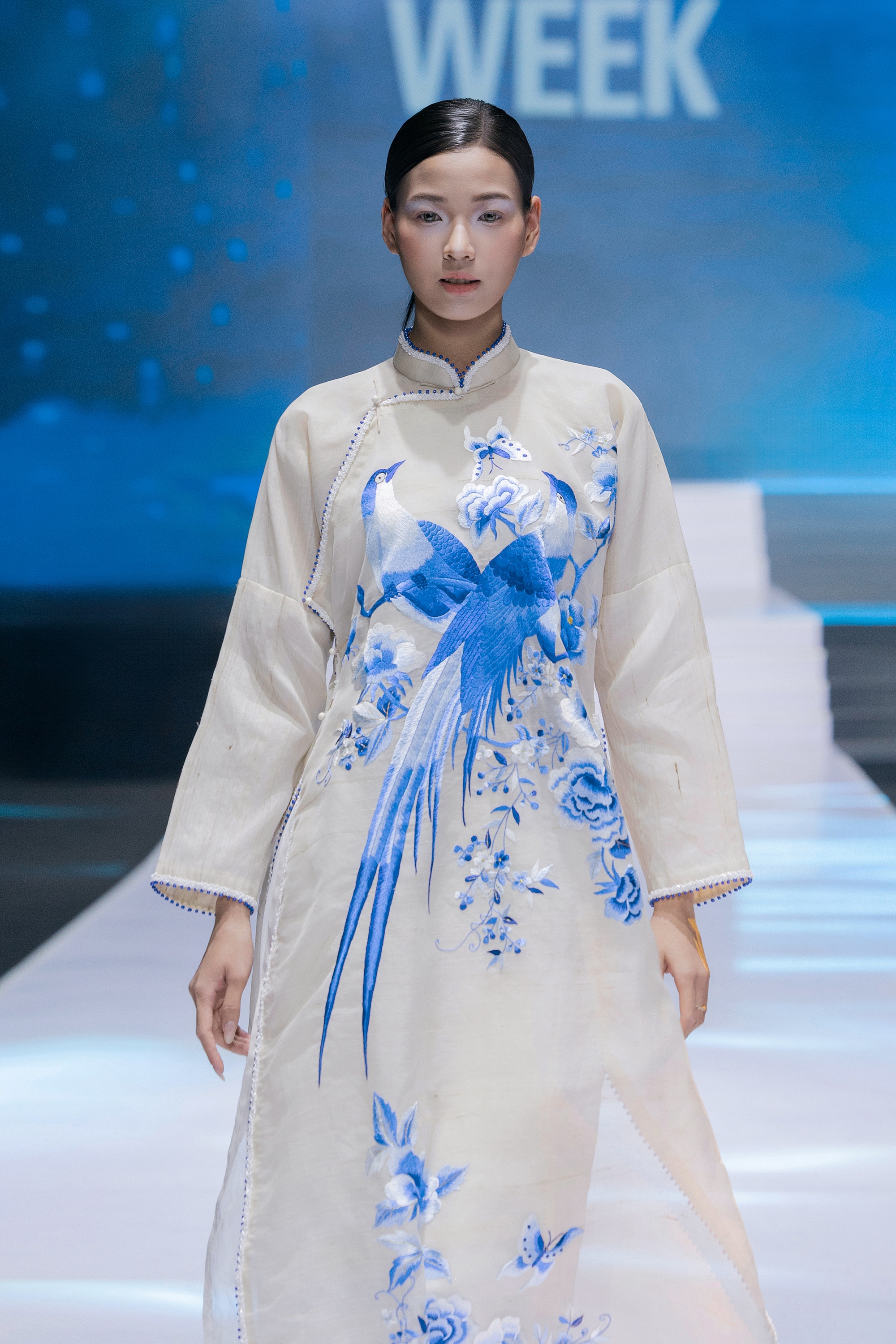 Bất ngờ trước màn trình diễn của Hoa hậu Thanh Thủy: Che kín tầm nhìn vẫn catwalk "cực bén"- Ảnh 16.