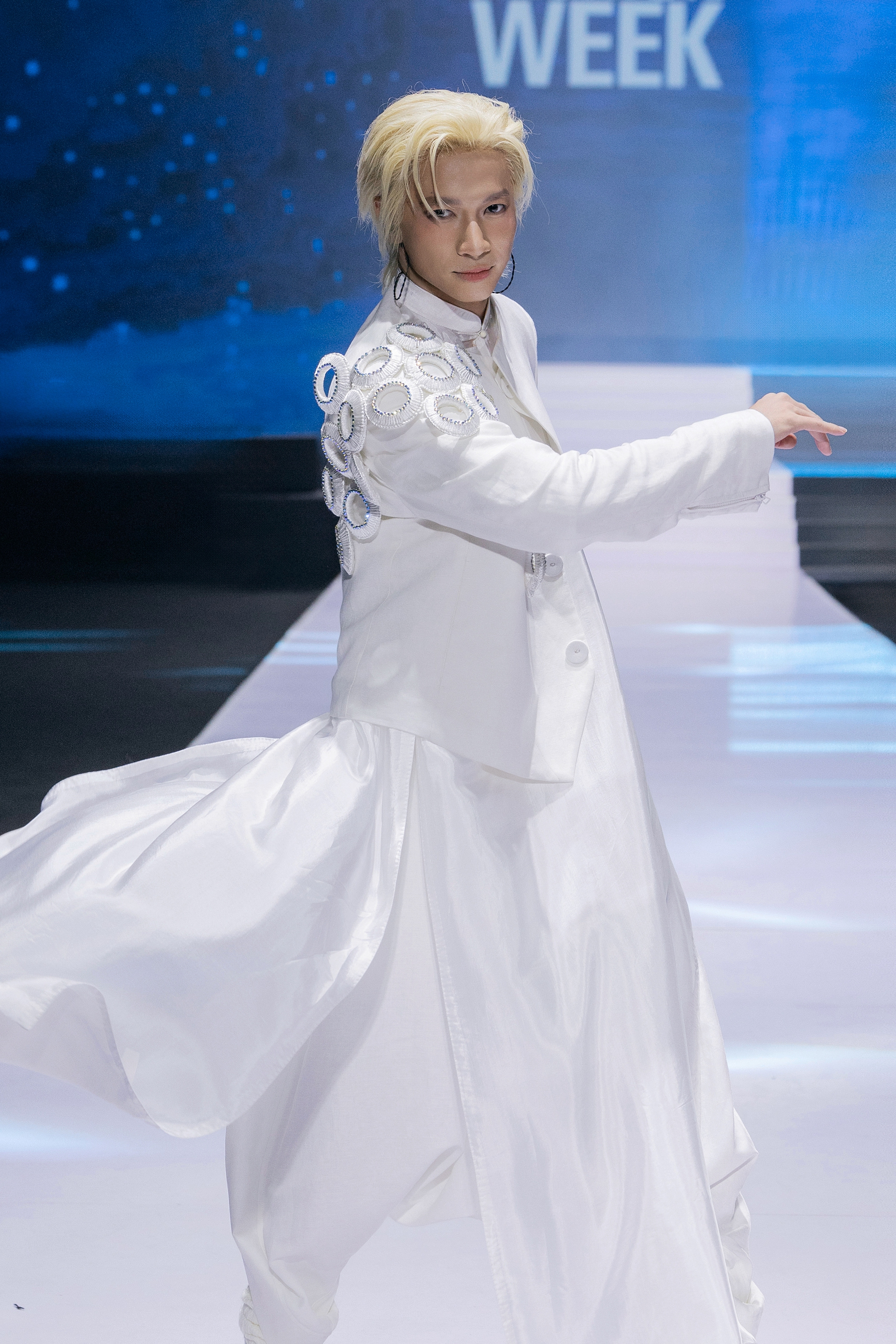 Bất ngờ trước màn trình diễn của Hoa hậu Thanh Thủy: Che kín tầm nhìn vẫn catwalk "cực bén"- Ảnh 9.