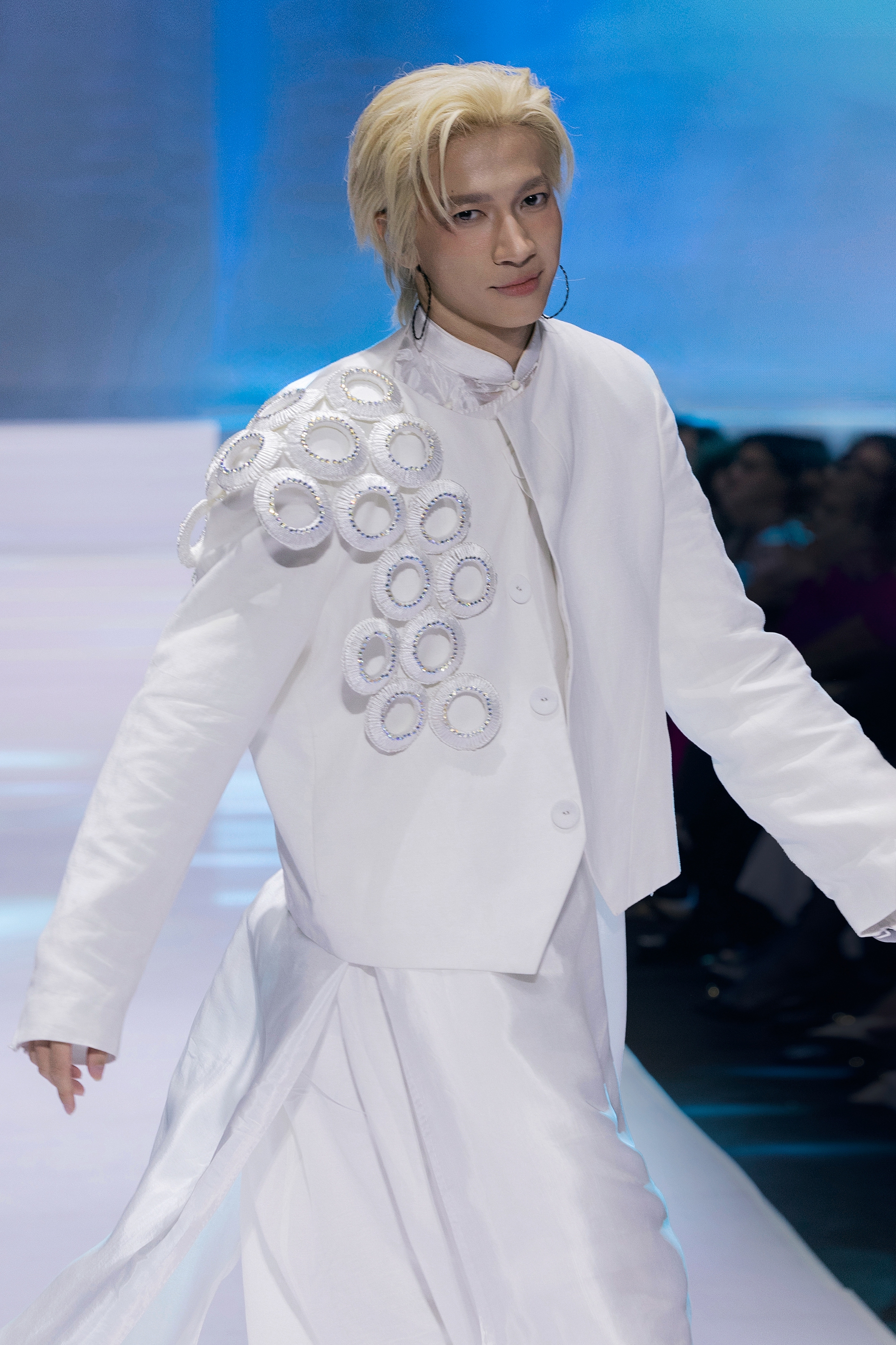 Bất ngờ trước màn trình diễn của Hoa hậu Thanh Thủy: Che kín tầm nhìn vẫn catwalk "cực bén"- Ảnh 10.