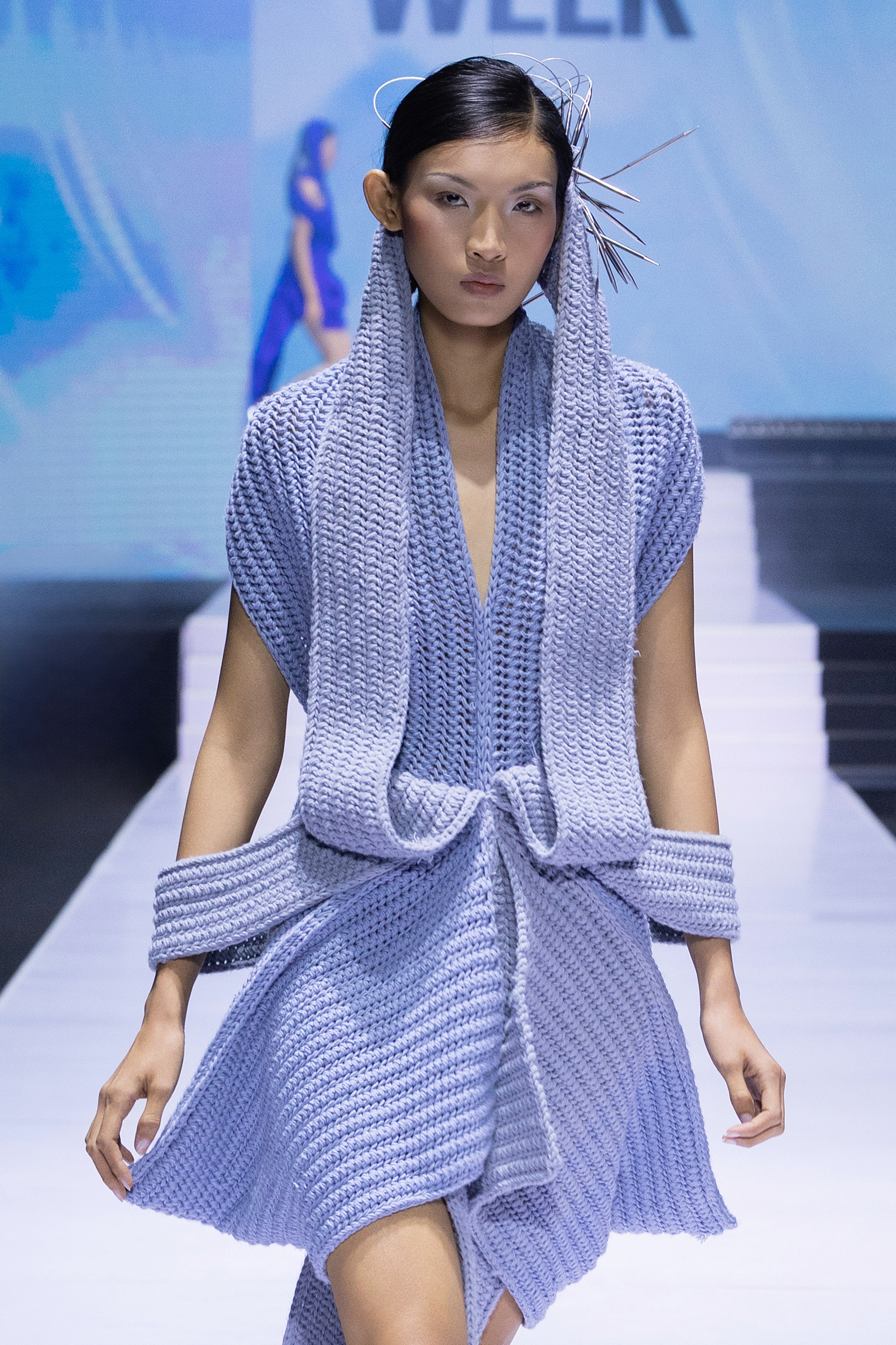 Bất ngờ trước màn trình diễn của Hoa hậu Thanh Thủy: Che kín tầm nhìn vẫn catwalk "cực bén"- Ảnh 20.