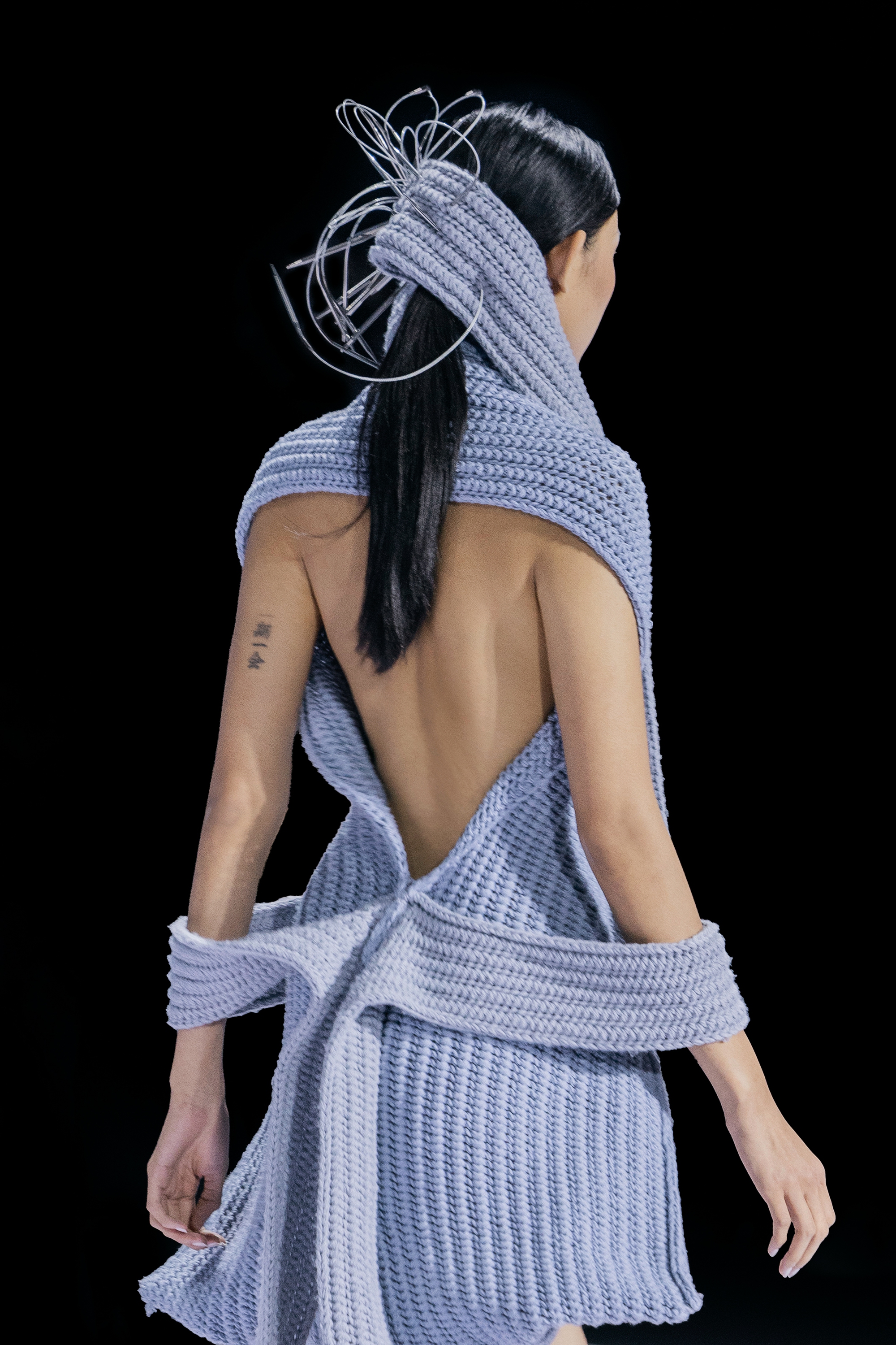 Bất ngờ trước màn trình diễn của Hoa hậu Thanh Thủy: Che kín tầm nhìn vẫn catwalk "cực bén"- Ảnh 18.