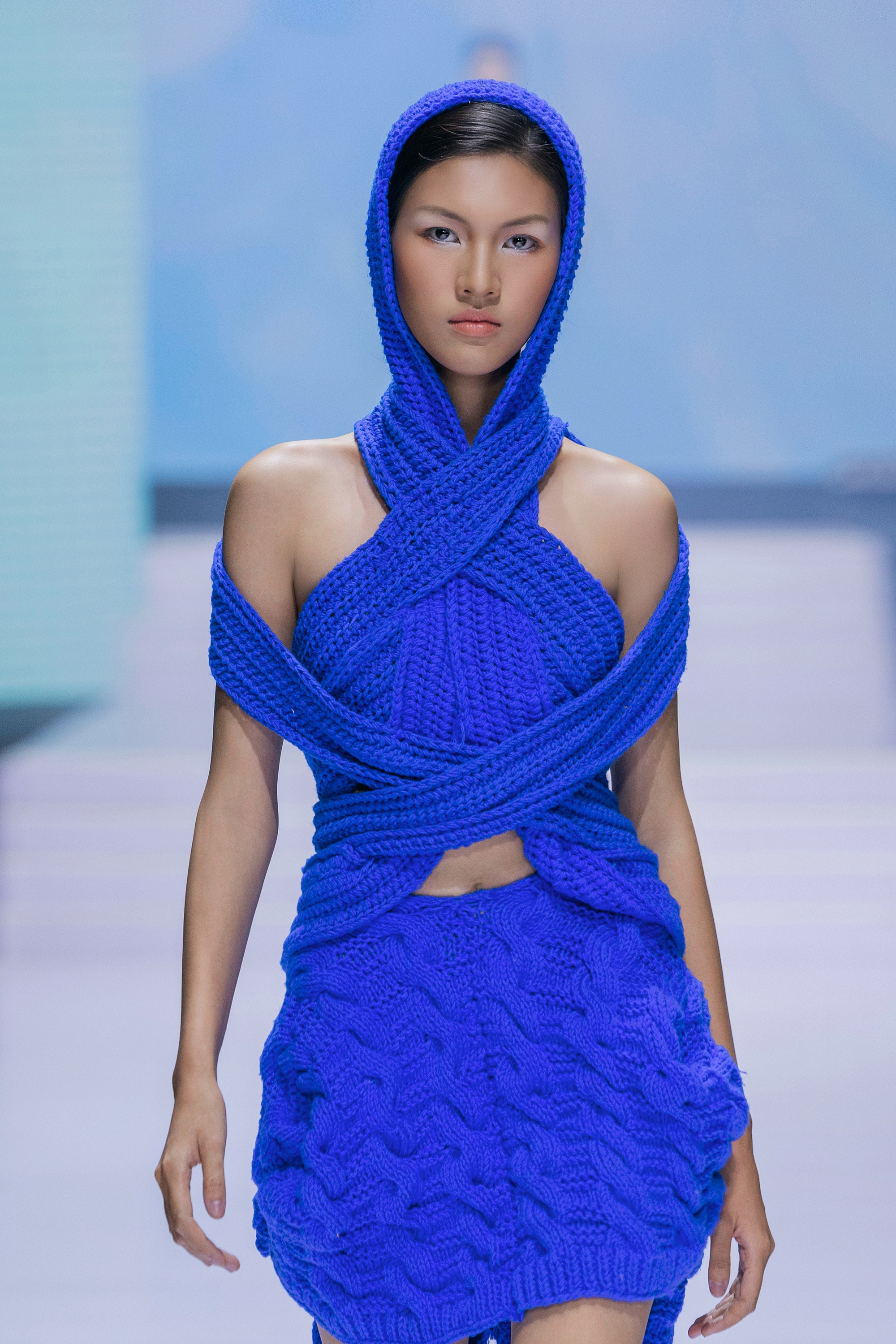 Bất ngờ trước màn trình diễn của Hoa hậu Thanh Thủy: Che kín tầm nhìn vẫn catwalk "cực bén"- Ảnh 17.