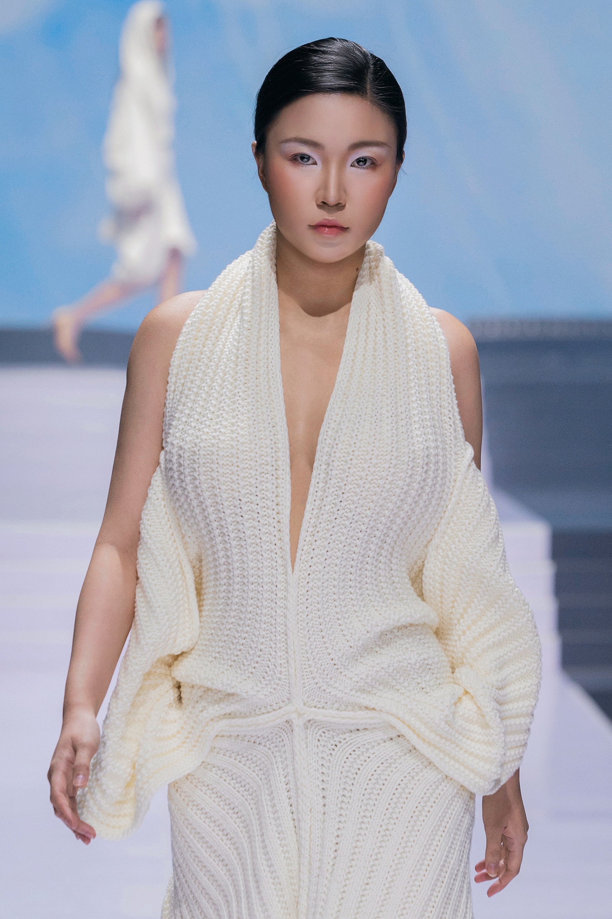 Bất ngờ trước màn trình diễn của Hoa hậu Thanh Thủy: Che kín tầm nhìn vẫn catwalk "cực bén"- Ảnh 19.