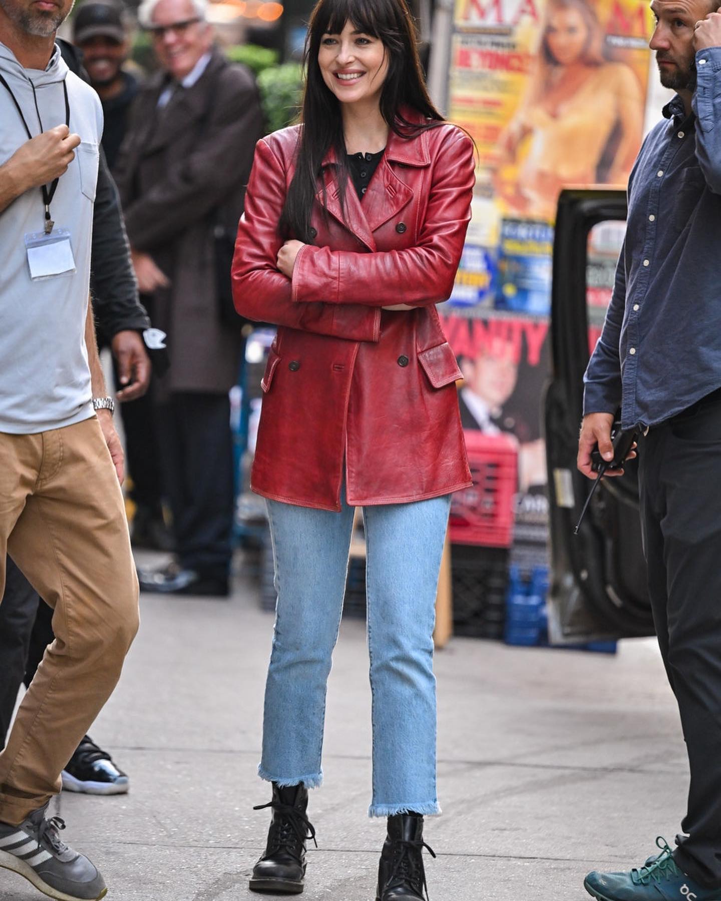 Nữ chính phim "50 sắc thái" đam mê quần jeans, bảo sao style tuổi U40 luôn trẻ trung và năng động- Ảnh 3.