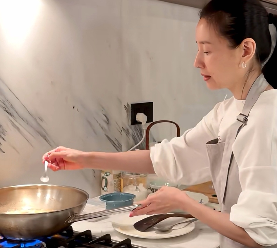 Diễn viên Đổng Khiết nấu món gì mà lan truyền chóng mặt, thu hút 30.000 lượt thích từ cư dân mạng?- Ảnh 6.