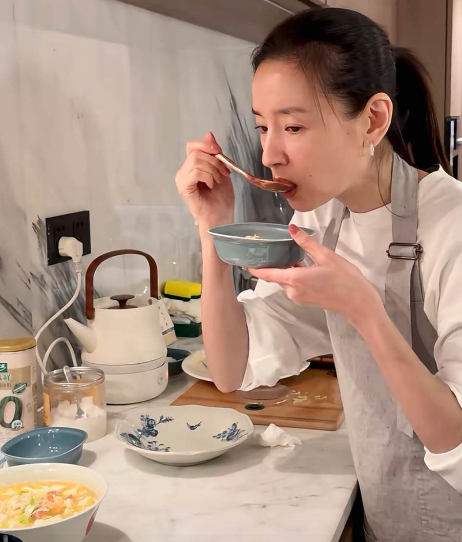 Diễn viên Đổng Khiết nấu món gì mà lan truyền chóng mặt, thu hút 30.000 lượt thích từ cư dân mạng?- Ảnh 7.