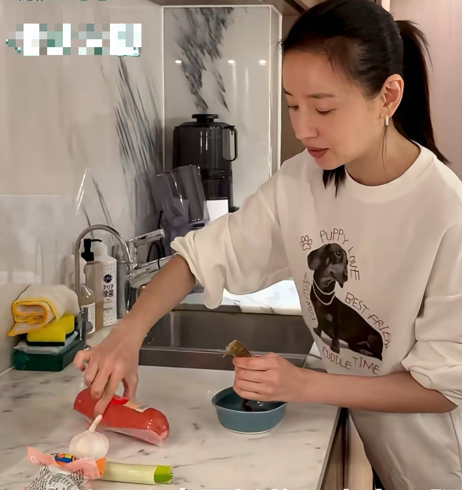 Diễn viên Đổng Khiết nấu món gì mà lan truyền chóng mặt, thu hút 30.000 lượt thích từ cư dân mạng?- Ảnh 2.