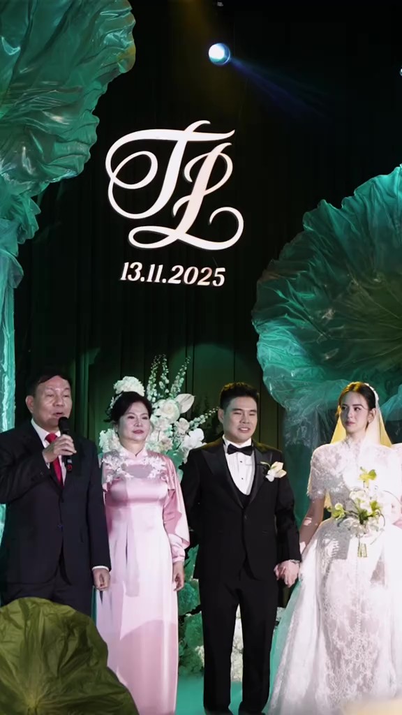 Khoảnh khắc hiếm: Bố chồng Hương Liên phát biểu trong đám cưới, nói gì mà con dâu bật khóc?- Ảnh 2.