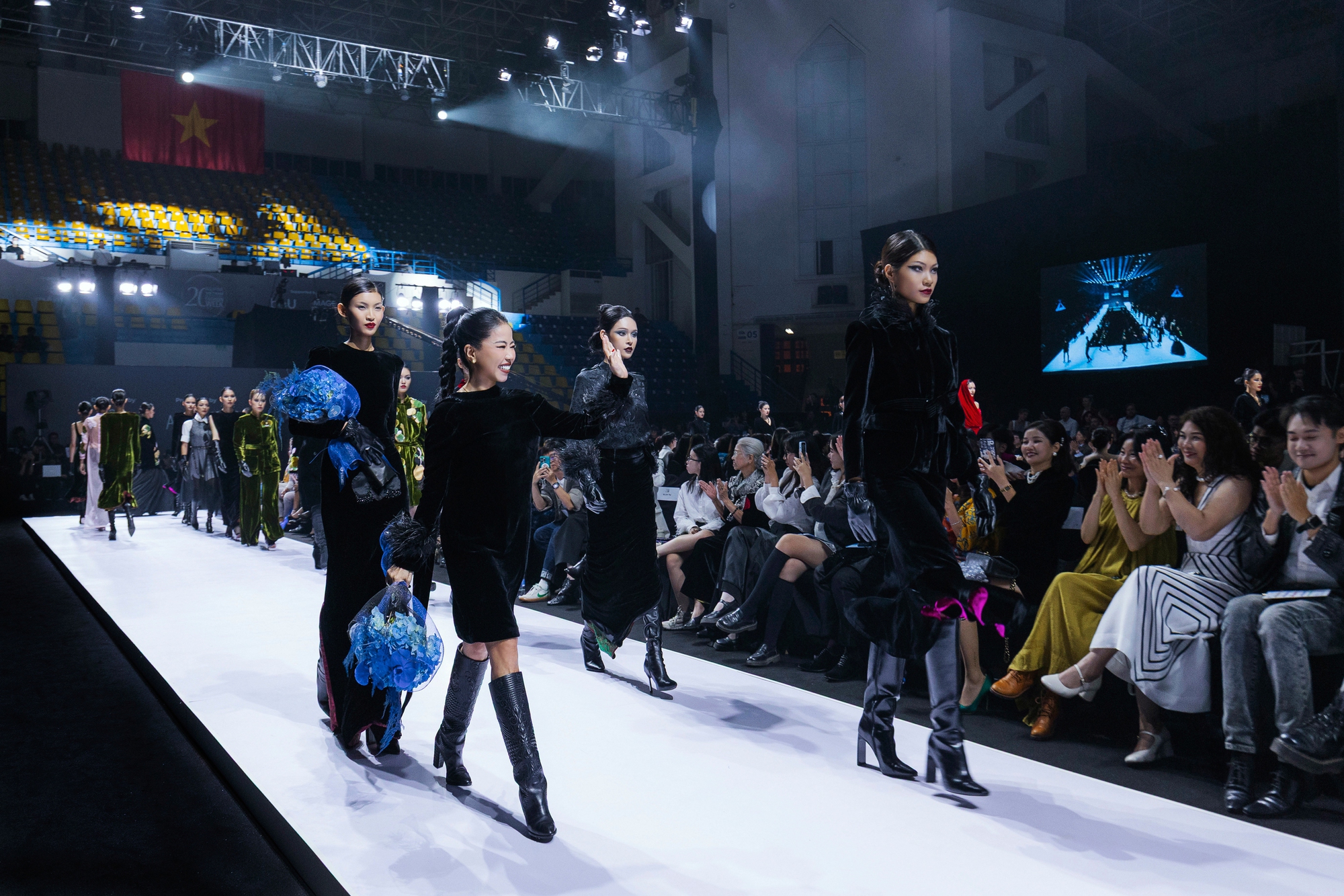 Cú ngã "triệu đô" của Quán quân Next Top Model gây bão khắp MXH, đến "báo đen" Naomi Campbell cũng thả tim tới tấp- Ảnh 10. Cú ngã "triệu đô" của Quán quân Next Top Model gây bão khắp MXH, đến "báo đen" Naomi Campbell cũng thả tim tới tấp- Ảnh 10.