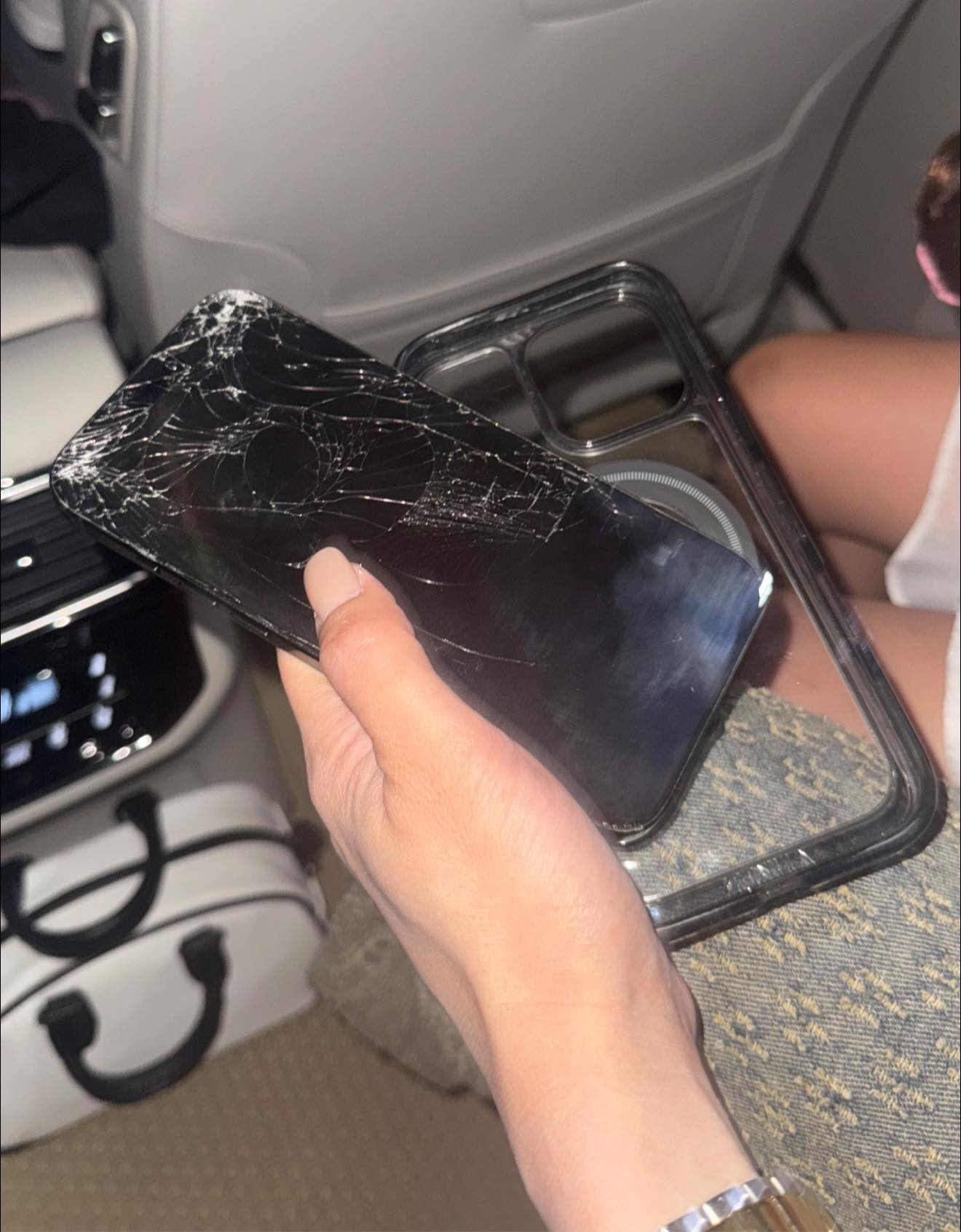 Diệp Lâm Anh phản bác vụ kéo 9 người đến đón con, khẳng định Đức Phạm không cấp dưỡng theo luật- Ảnh 4. Diệp Lâm Anh phản bác vụ kéo 9 người đến đón con, khẳng định Đức Phạm không cấp dưỡng theo luật- Ảnh 4.