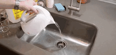 Đổ nước nóng vào bồn rửa bát: Hành động đáng lẽ phải BỊ CẤM, rất tiếc nhiều người vẫn làm- Ảnh 1.