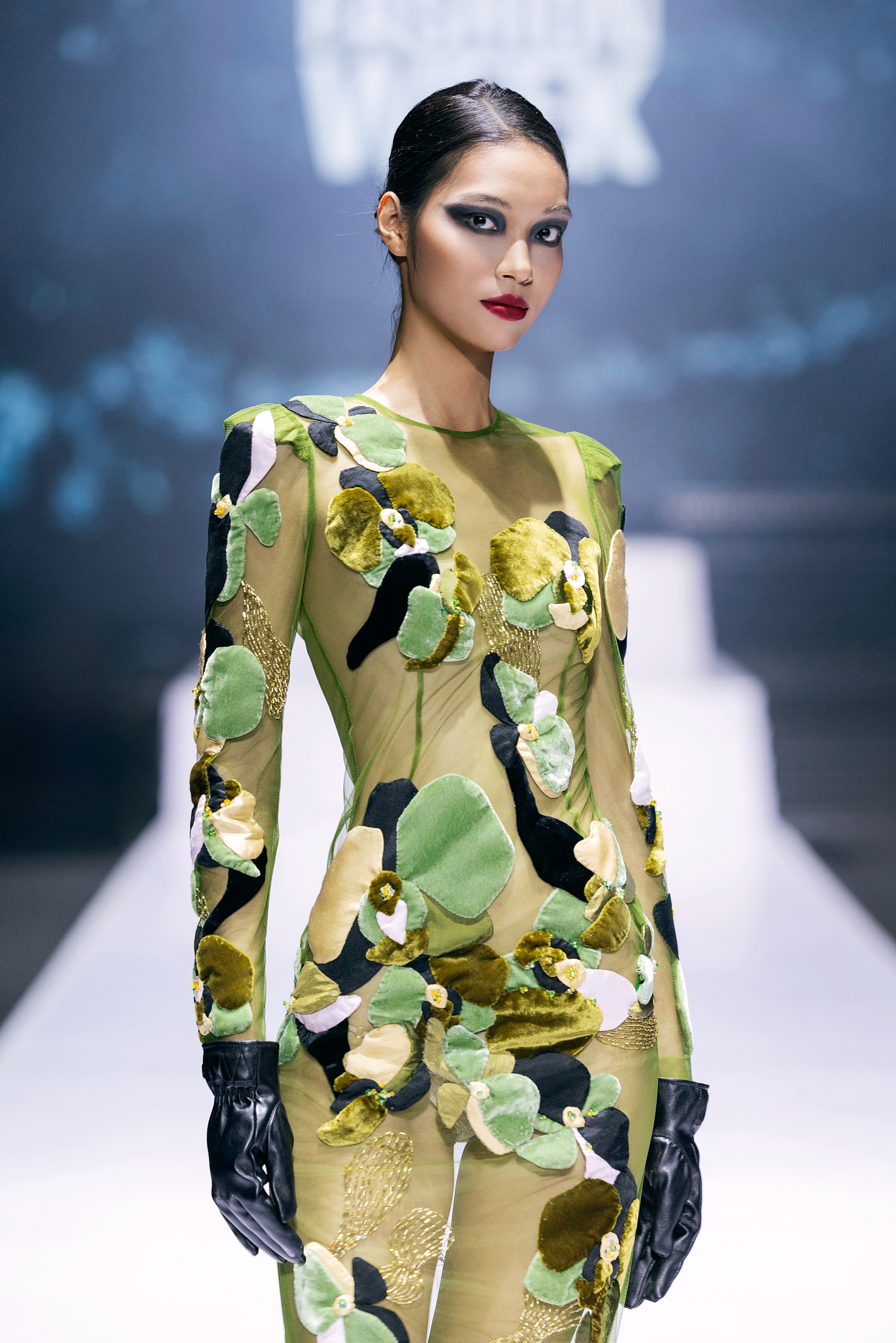 Cú ngã "triệu đô" của Quán quân Next Top Model gây bão khắp MXH, đến "báo đen" Naomi Campbell cũng thả tim tới tấp- Ảnh 8. Cú ngã "triệu đô" của Quán quân Next Top Model gây bão khắp MXH, đến "báo đen" Naomi Campbell cũng thả tim tới tấp- Ảnh 8.