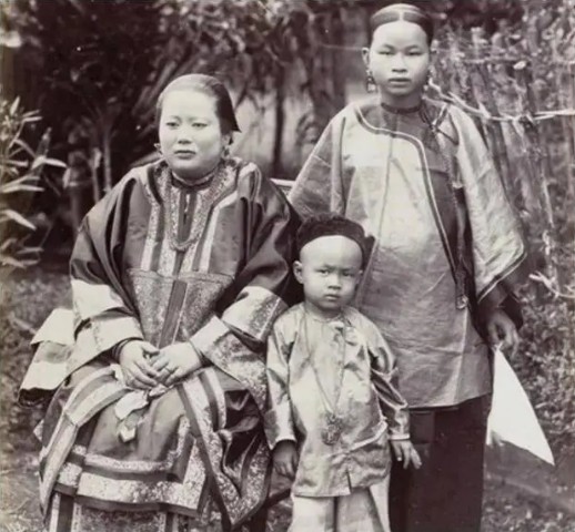 6 bức ảnh hiếm cuối triều Thanh: Chính thất lạnh lùng, thông phòng e dè, diện mạo thái giám gây bất ngờ- Ảnh 3.