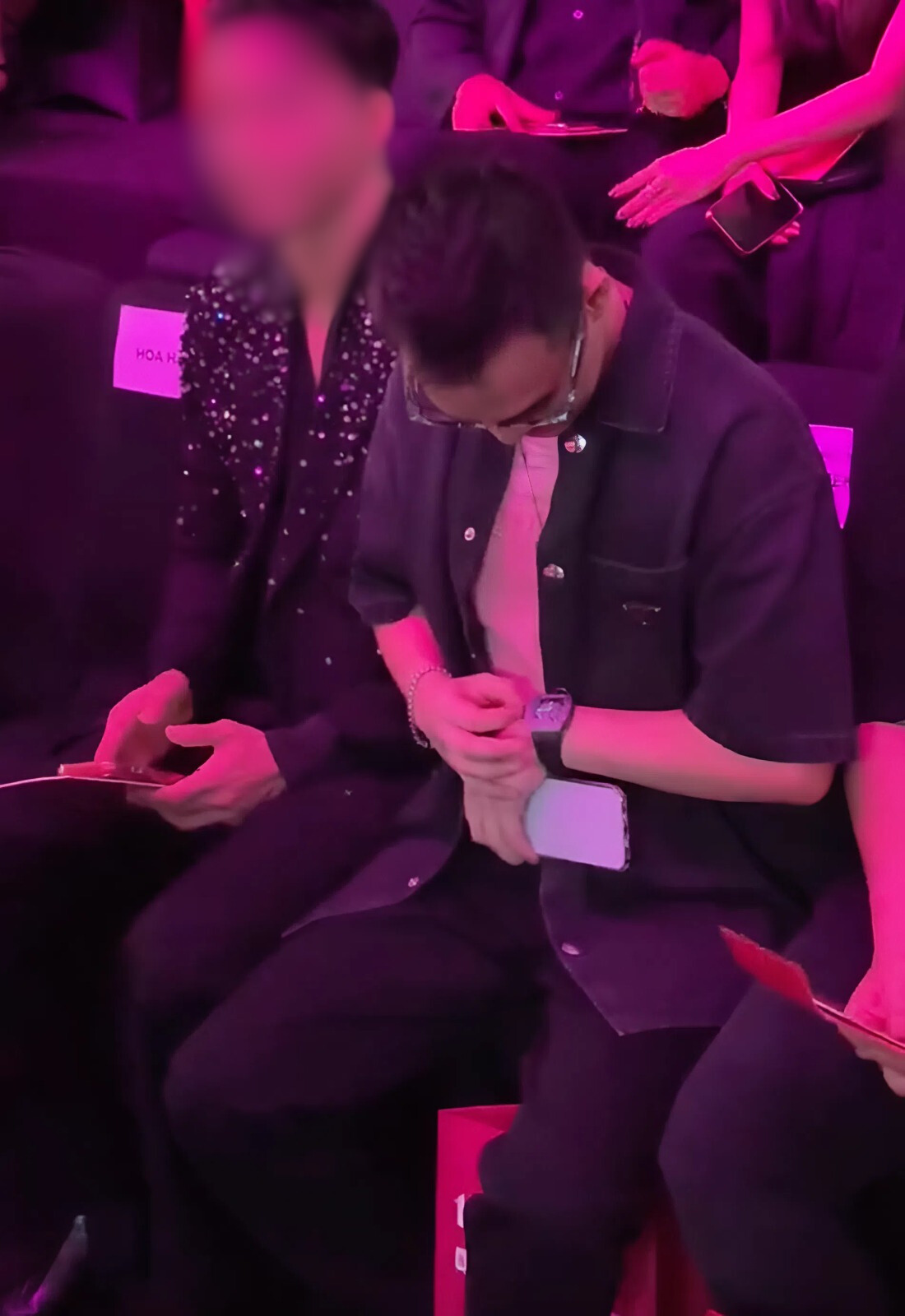 Trớ trêu: Đức Phạm và Vũ Thúy Quỳnh mang đồng hồ đôi tiền tỷ, giống quà đòi lại Diệp Lâm Anh- Ảnh 2. Trớ trêu: Đức Phạm và Vũ Thúy Quỳnh mang đồng hồ đôi tiền tỷ, giống quà đòi lại Diệp Lâm Anh- Ảnh 2.