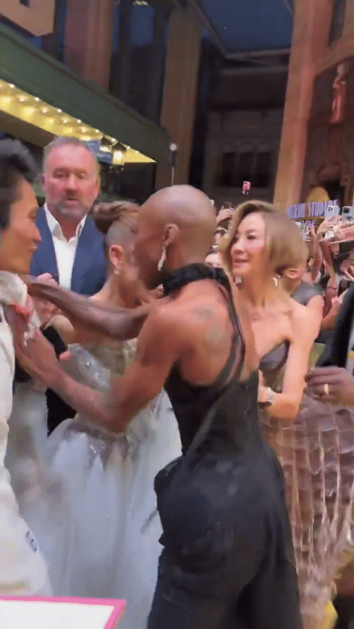 Ariana Grande bị fan cuồng tấn công giữa sự kiện, 1 "chị đại" ra tay cực ngầu cứu nguy cấp tốc- Ảnh 2.