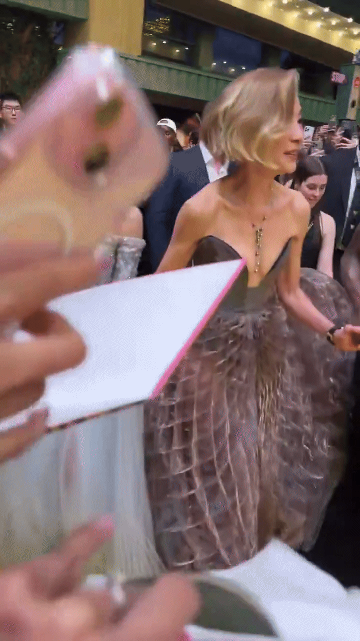 Ariana Grande bị fan cuồng tấn công giữa sự kiện, 1 "chị đại" ra tay cực ngầu cứu nguy cấp tốc- Ảnh 1.