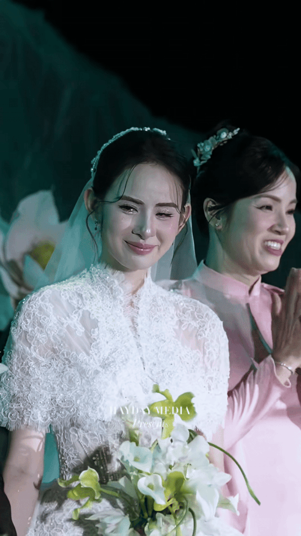 Khoảnh khắc hiếm: Bố chồng Hương Liên phát biểu trong đám cưới, nói gì mà con dâu bật khóc?- Ảnh 1.