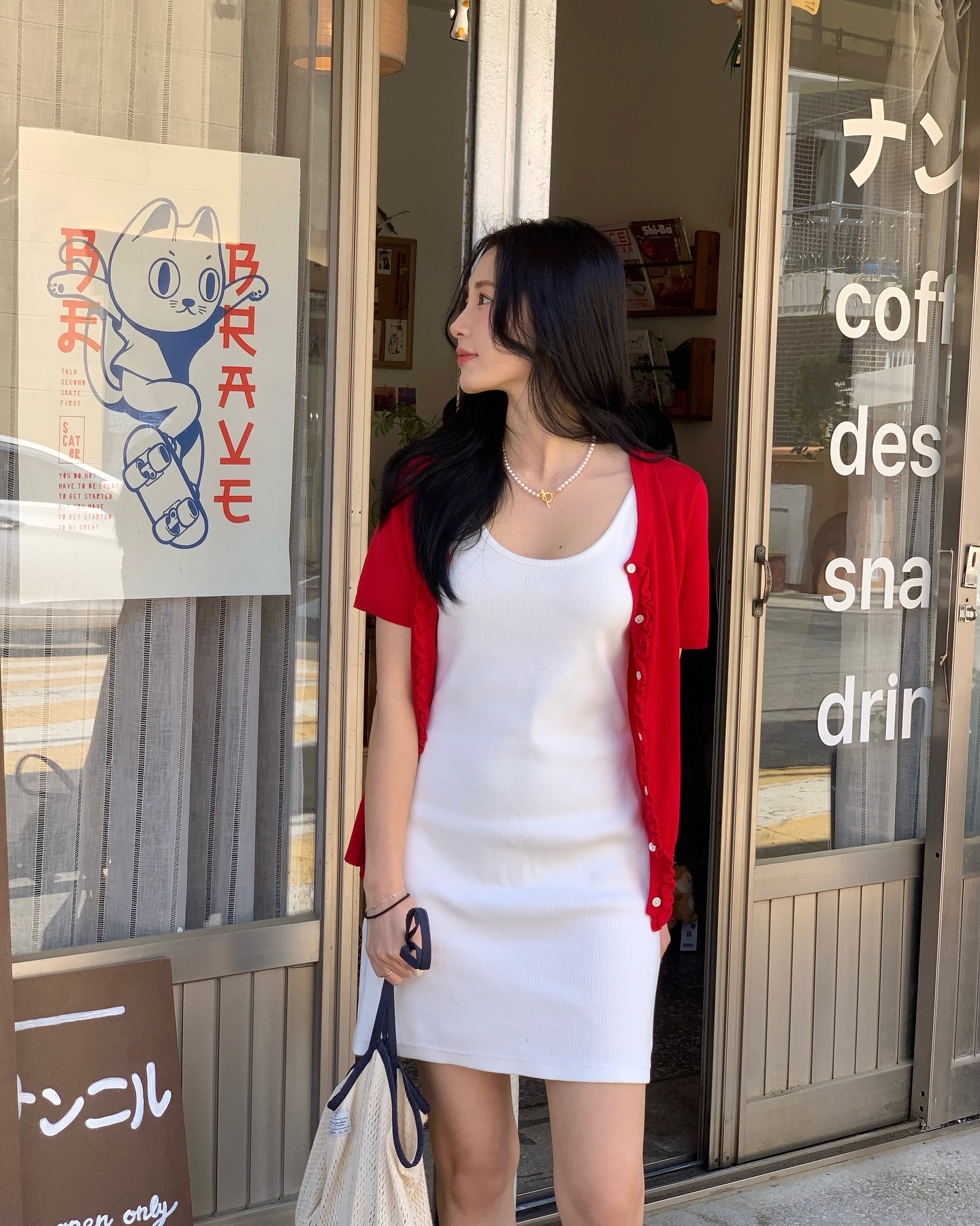 Mùa đông này màu đỏ vẫn rất hot: Gợi ý 10 cách phối đồ cực kỳ sang trọng, giúp bạn nổi bật giữa đám đông- Ảnh 1. Mùa đông này màu đỏ vẫn rất hot: Gợi ý 10 cách phối đồ cực kỳ sang trọng, giúp bạn nổi bật giữa đám đông- Ảnh 1.