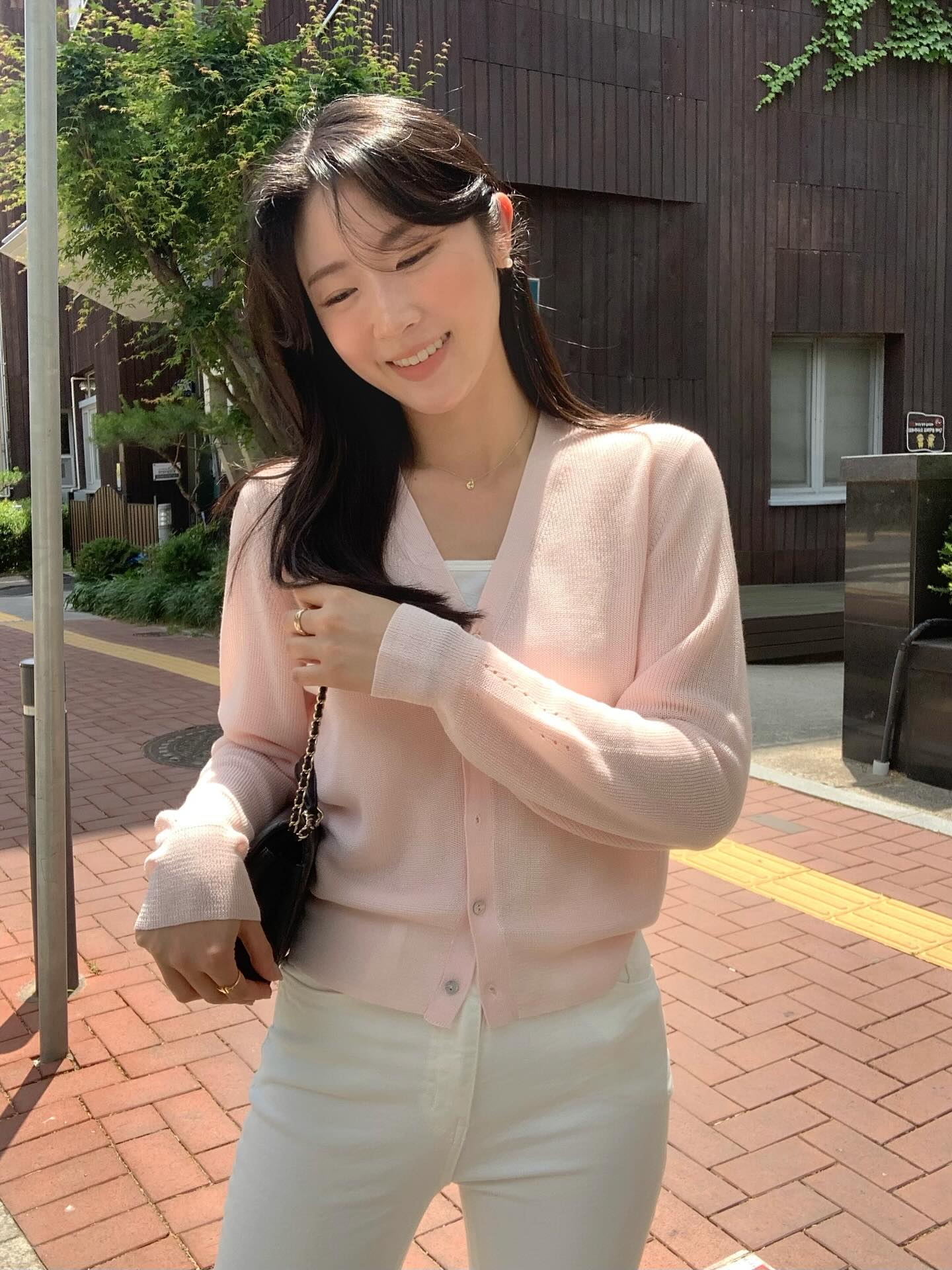 Lý do cần có áo len sáng màu trong tủ đồ: Phối đơn giản cũng trẻ ra vài tuổi, độ sang xịn miễn bàn- Ảnh 8. Lý do cần có áo len sáng màu trong tủ đồ: Phối đơn giản cũng trẻ ra vài tuổi, độ sang xịn miễn bàn- Ảnh 8.