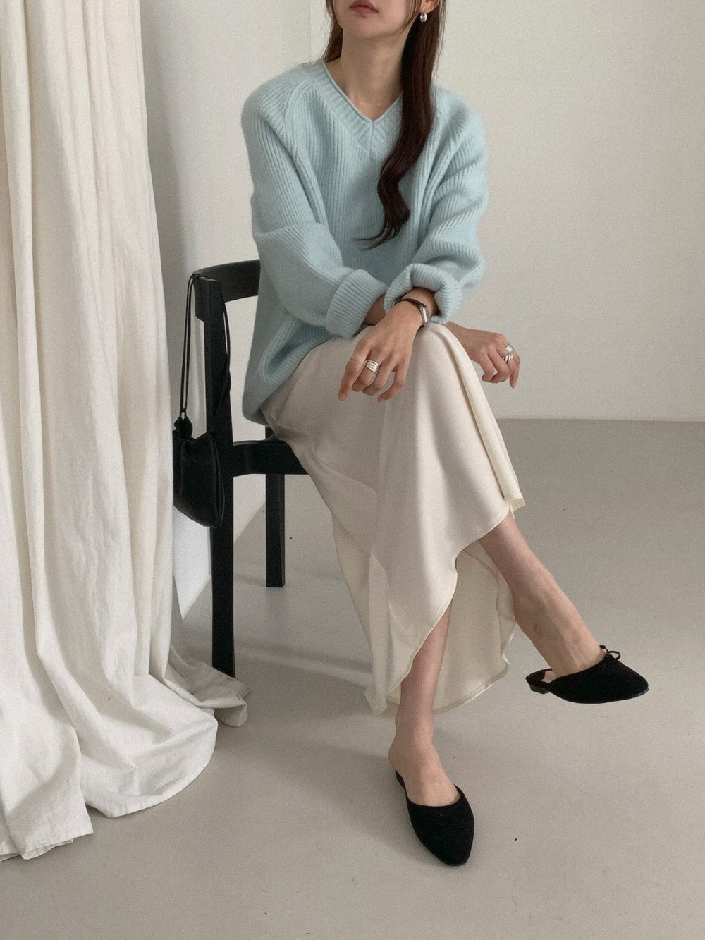 Chân váy phải đi cùng 4 kiểu áo mùa đông này mới đẹp xuất sắc- Ảnh 7. Chân váy phải đi cùng 4 kiểu áo mùa đông này mới đẹp xuất sắc- Ảnh 7.