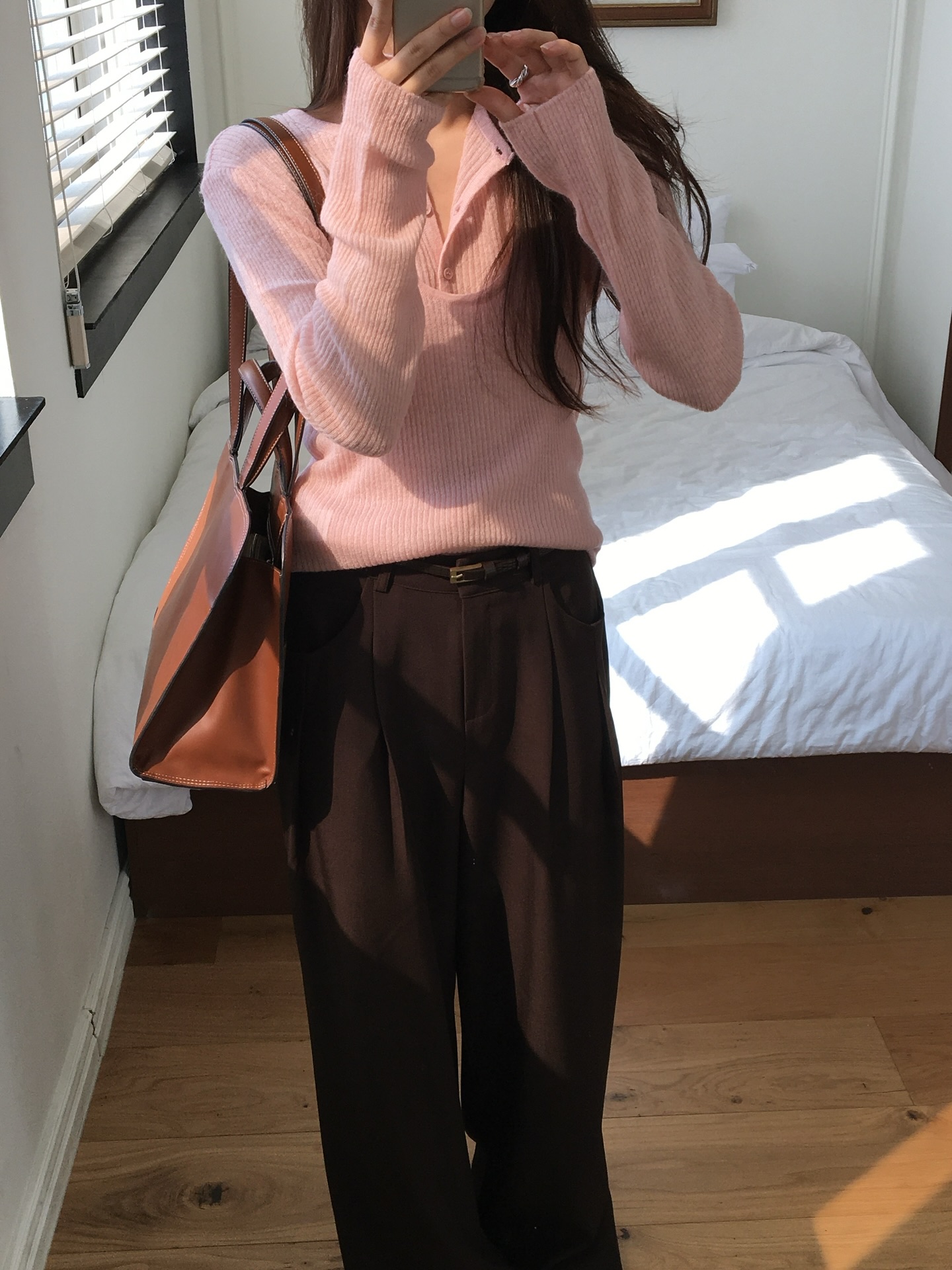 Lý do cần có áo len sáng màu trong tủ đồ: Phối đơn giản cũng trẻ ra vài tuổi, độ sang xịn miễn bàn- Ảnh 12. Lý do cần có áo len sáng màu trong tủ đồ: Phối đơn giản cũng trẻ ra vài tuổi, độ sang xịn miễn bàn- Ảnh 12.