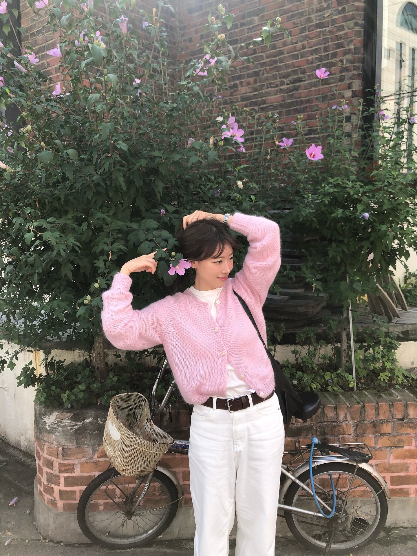 Lý do cần có áo len sáng màu trong tủ đồ: Phối đơn giản cũng trẻ ra vài tuổi, độ sang xịn miễn bàn- Ảnh 10. Lý do cần có áo len sáng màu trong tủ đồ: Phối đơn giản cũng trẻ ra vài tuổi, độ sang xịn miễn bàn- Ảnh 10.